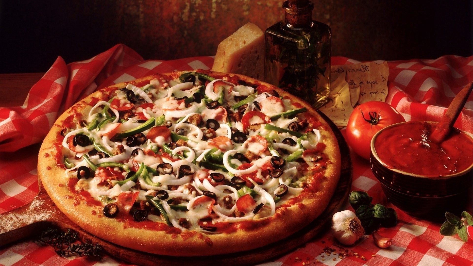 Pizza, Tovaglia a quadri, Cipolla, Olive, Salsa di pomodoro, Full HD, sfondo per PC e portatile