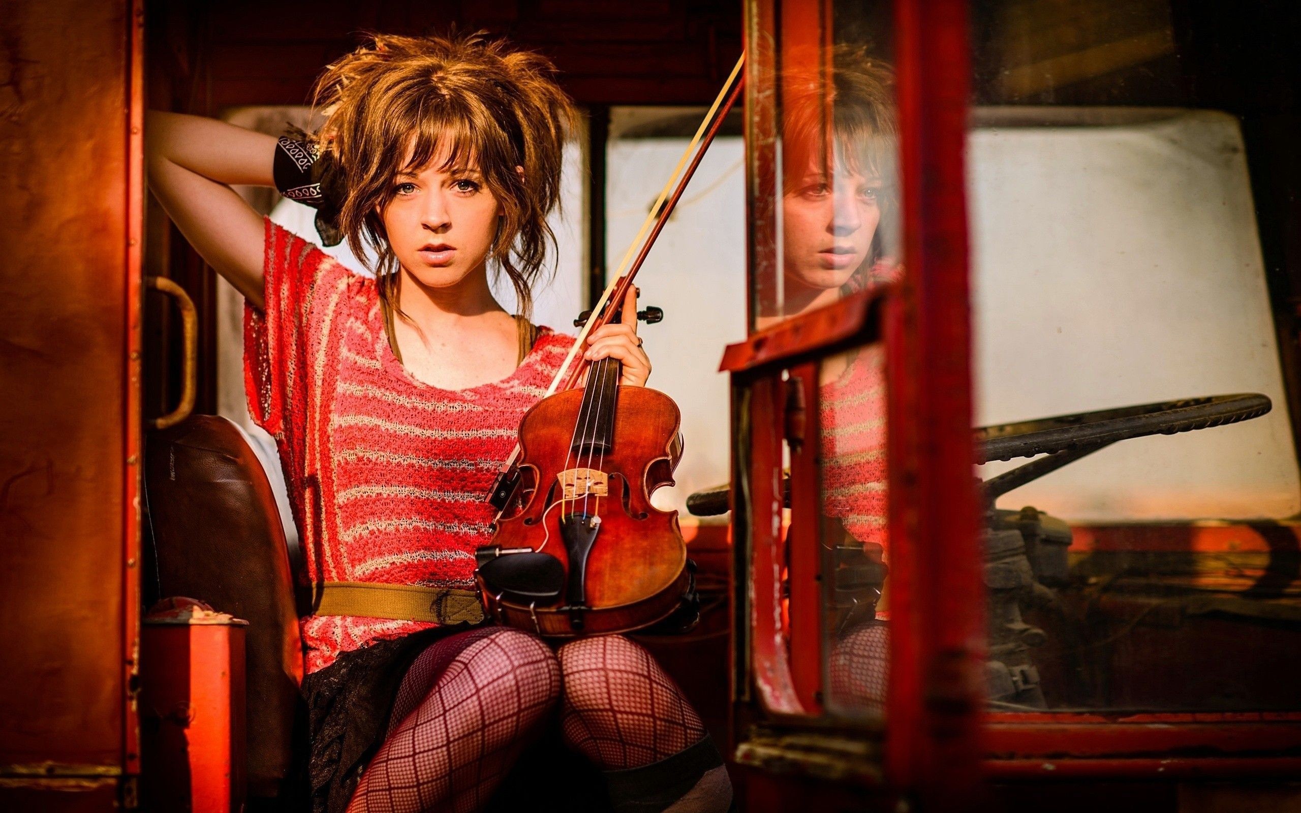 Lindsey Stirling, Violino, Autobus, Rosso, 2K, sfondo per PC
