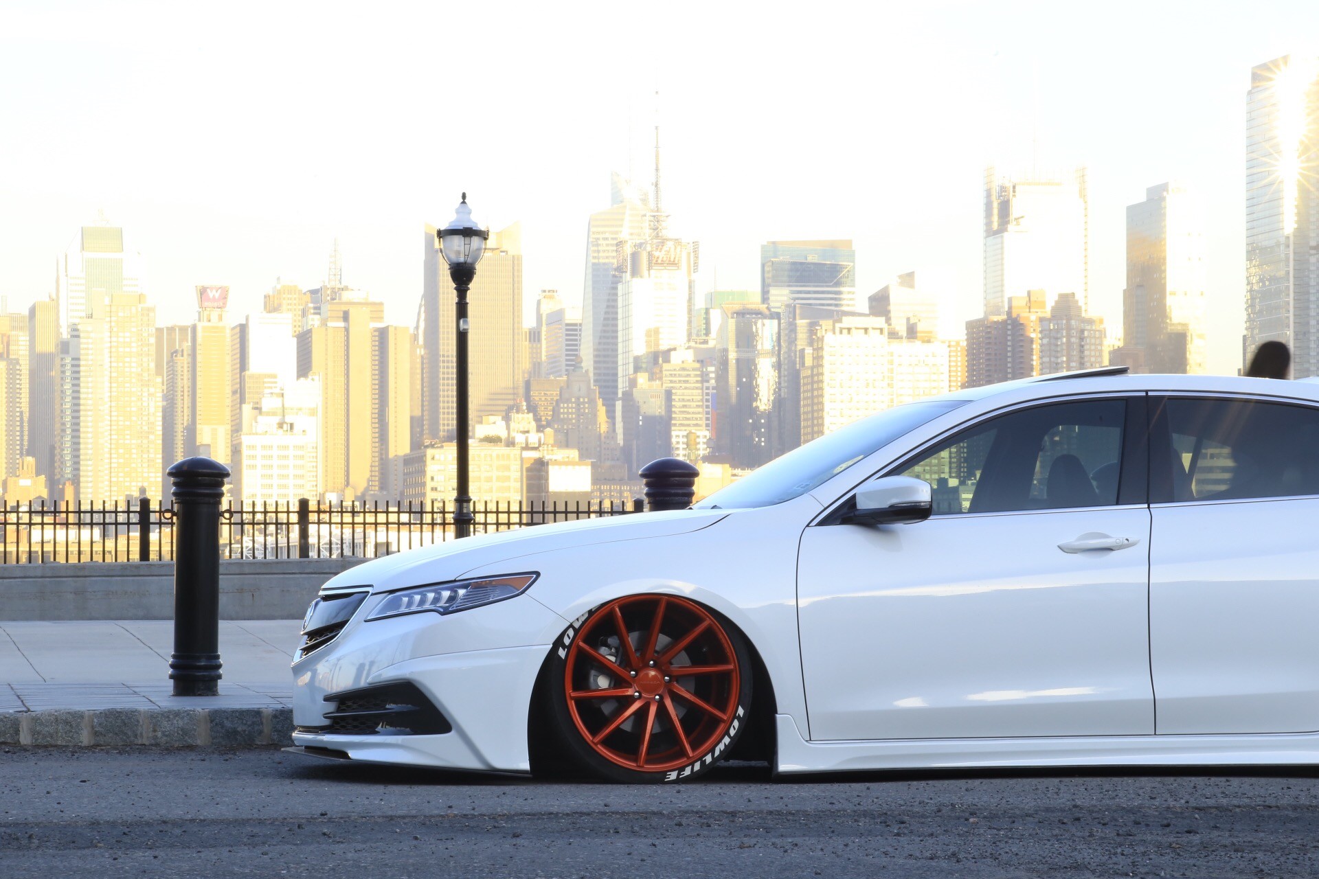 Acura TLX, Berlina bianca, Skyline, Lampione, Full HD, sfondo Windows 11