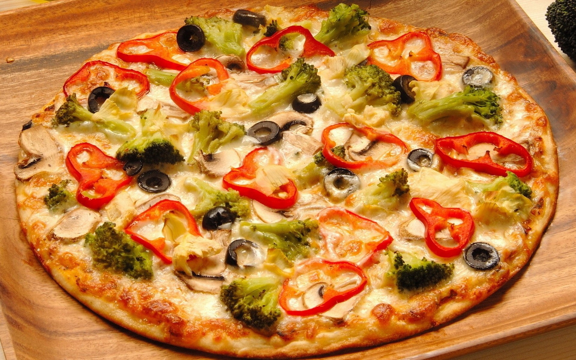 Pizza vegetariana, Broccoli, Peperoni rossi, Olive nere, Tagliere, sfondo MacBook Air