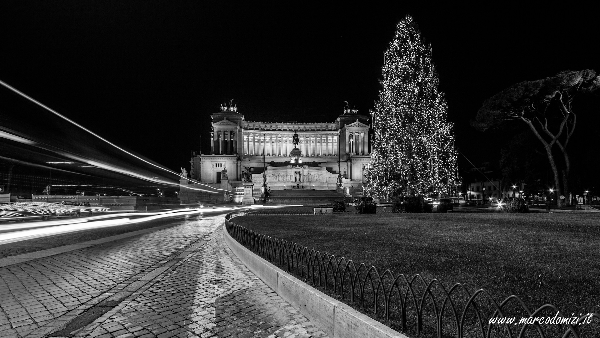 Vittoriano, Piazza Venezia, Albero di Natale, Roma, Bianco e nero, Scie luminose, sfondo desktop