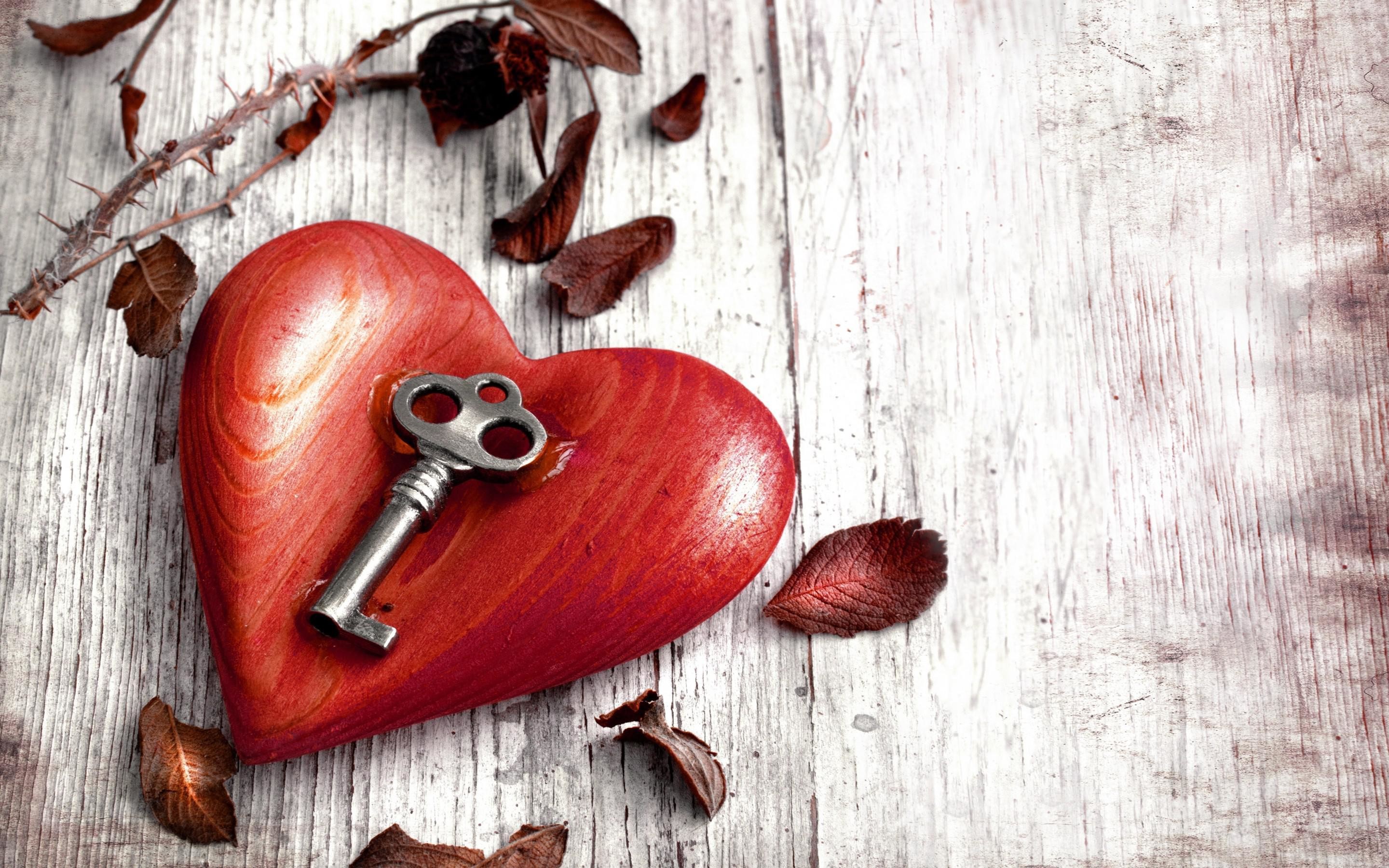 Cuore di legno, Chiave, Foglie secche, Legno, 2K, sfondo per PC e portatile