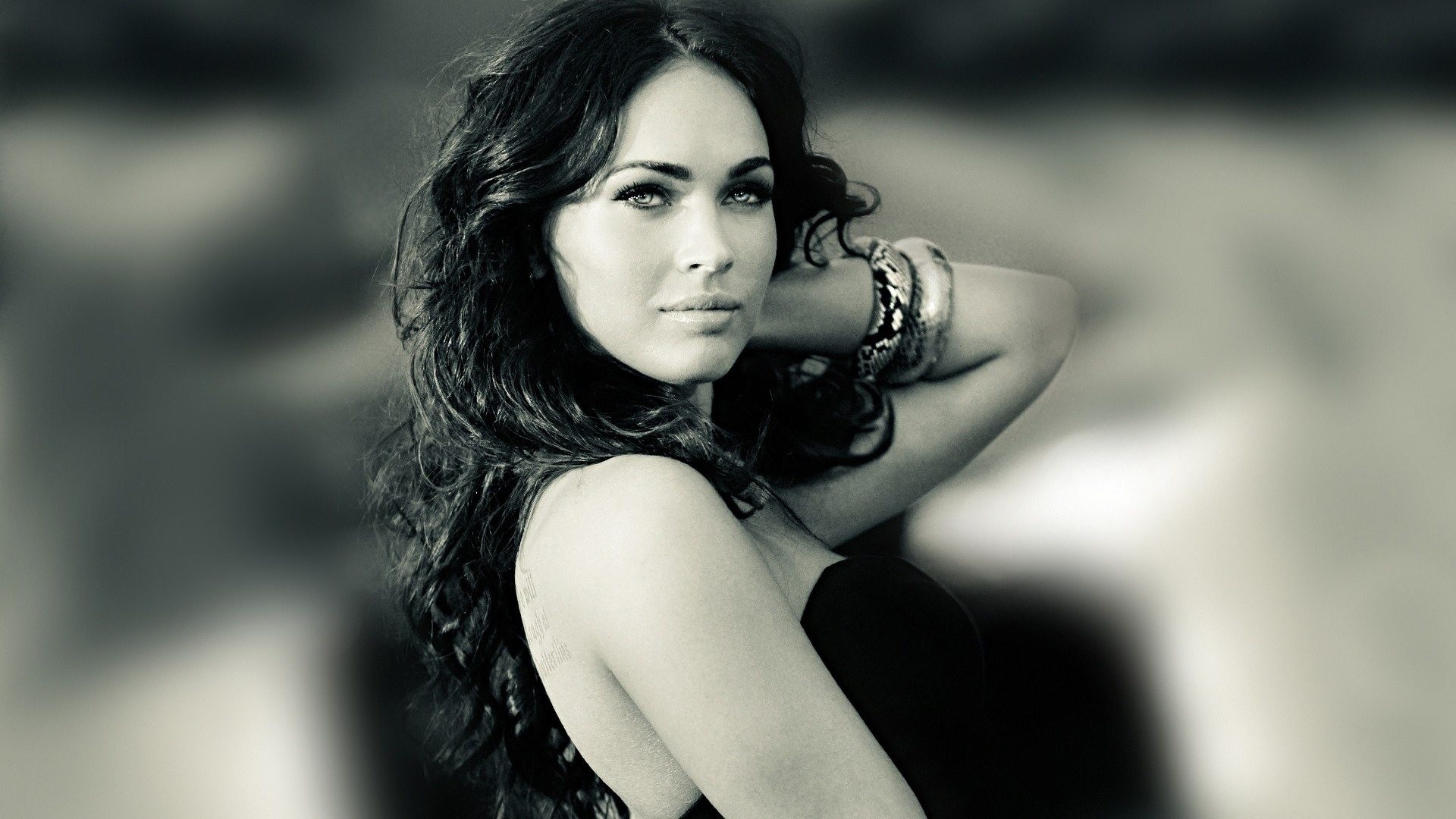 Megan Fox, Ritratto, Bracciali, Bianco e nero, Full HD 1080p, sfondo desktop