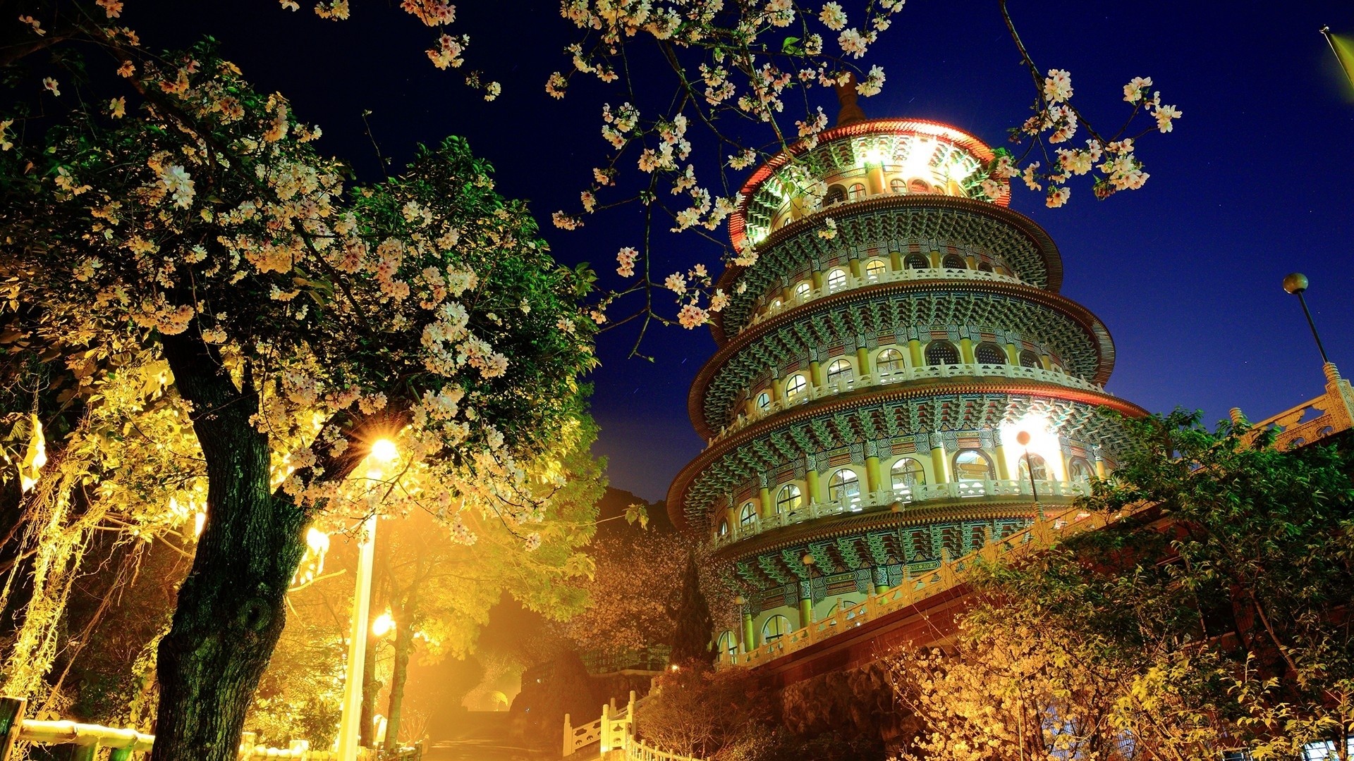Pagoda di Tiantan, Pagoda, Notte, Fiori, Alberi, 1920x1080, sfondo per PC