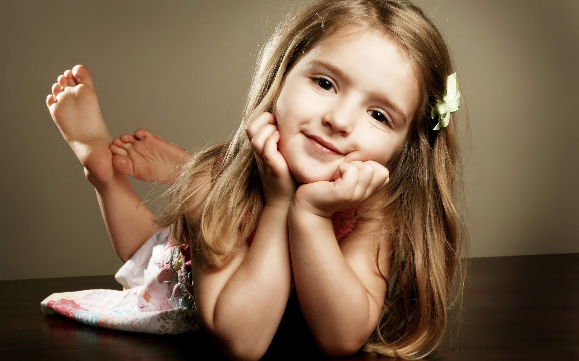 Bambina, Sorriso, Capelli biondi, Ritratto, 1920x1200, sfondo MacBook Pro