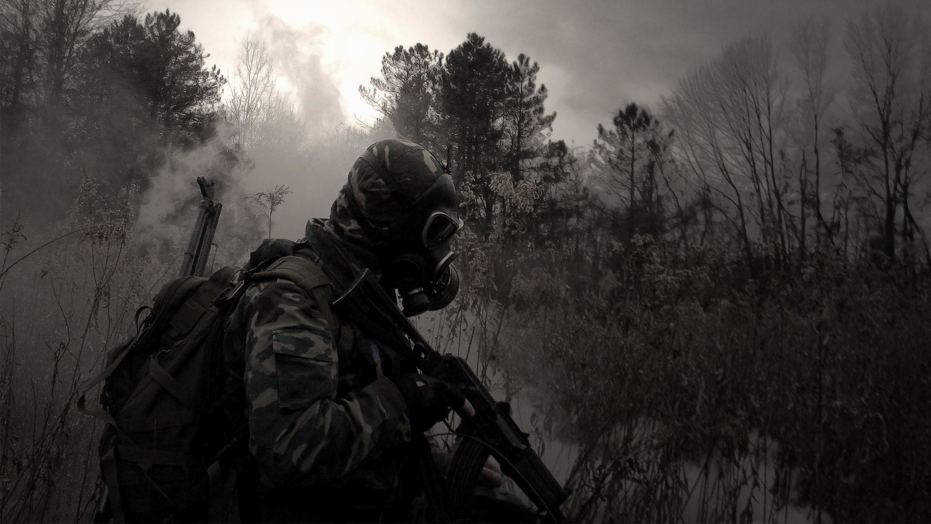 Soldato, Maschera antigas, Foresta, Nebbia, 16:9 Full HD, wallpaper widescreen