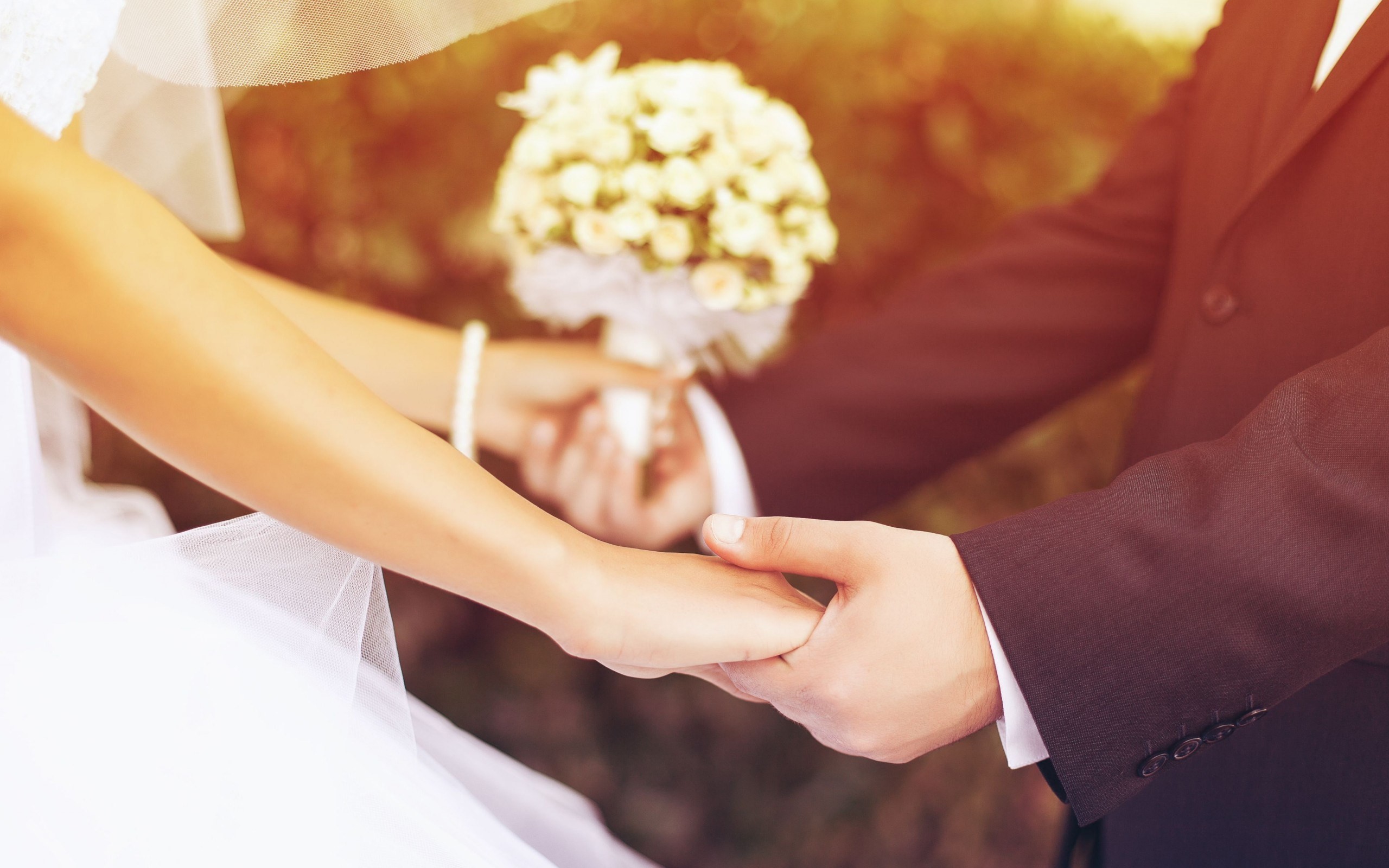 Sposi, Mani, Bouquet, Abito da sposa, 2560x1600, sfondo per PC