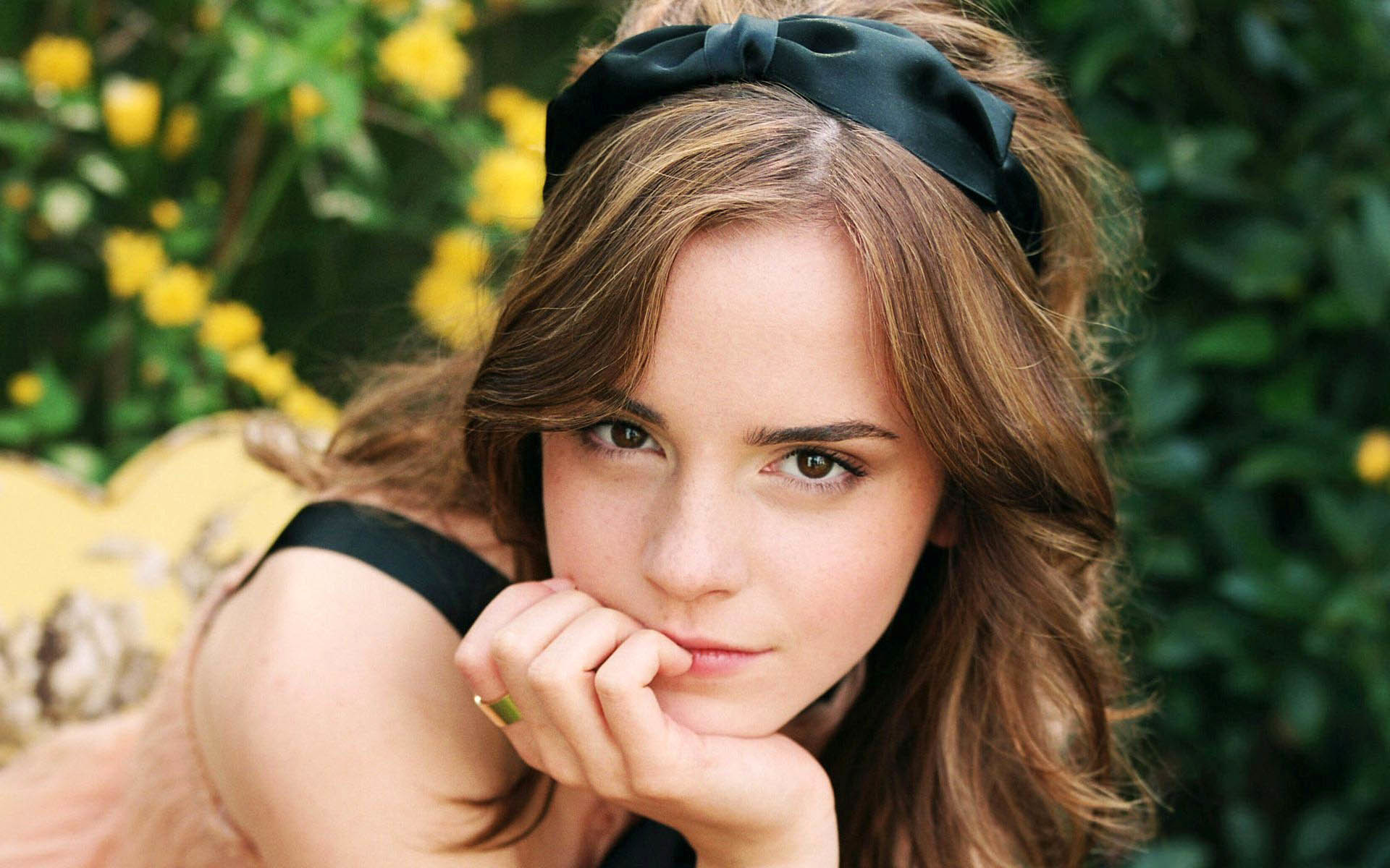 Emma Watson, Fiocco, Fiori gialli, 16:10 Full HD, sfondo widescreen