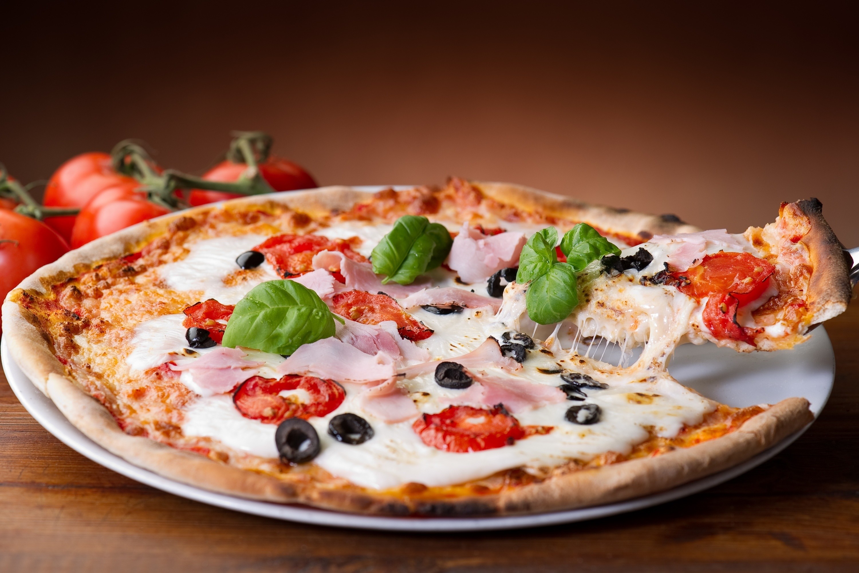 Pizza, Prosciutto, Olive, Formaggio filante, 2K, sfondo desktop