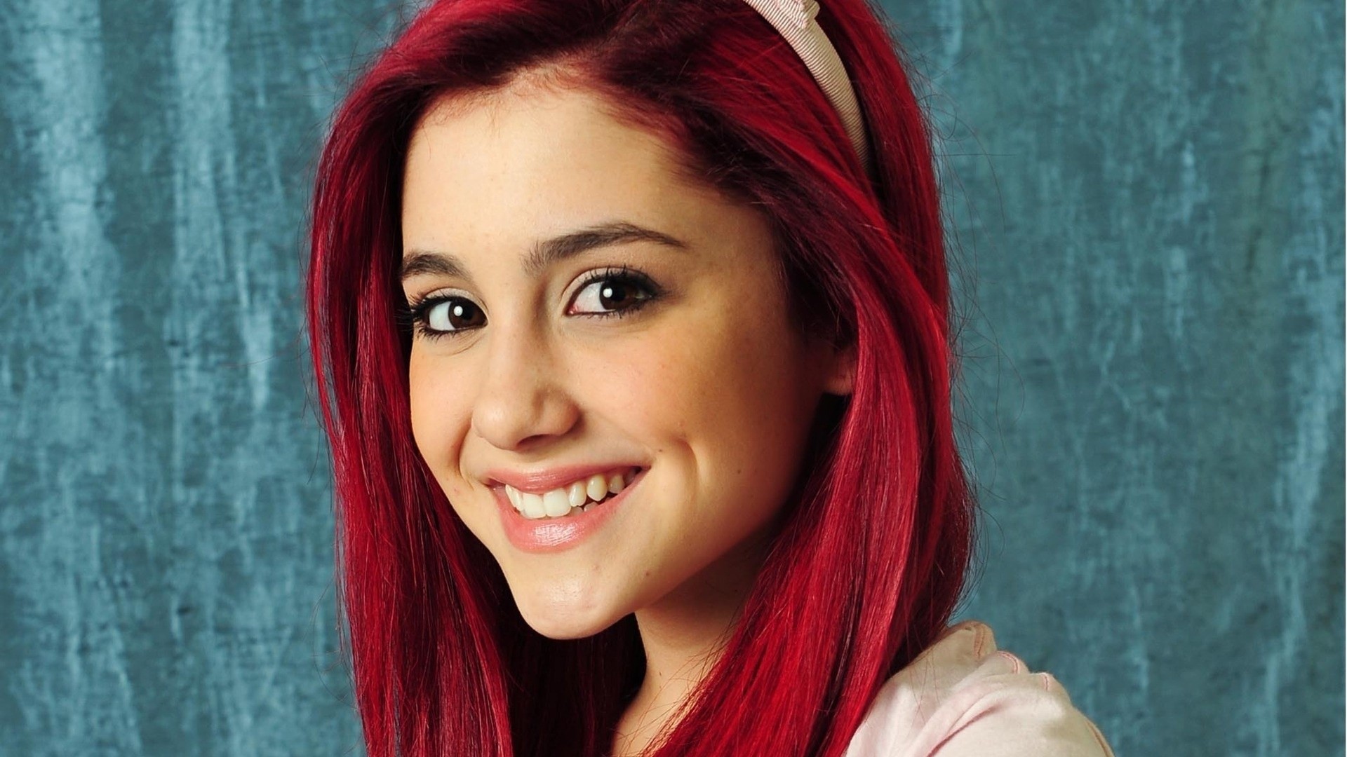 Ariana Grande, Cat Valentine, Capelli rossi, Sorriso, Primo piano, sfondo Full HD per PC