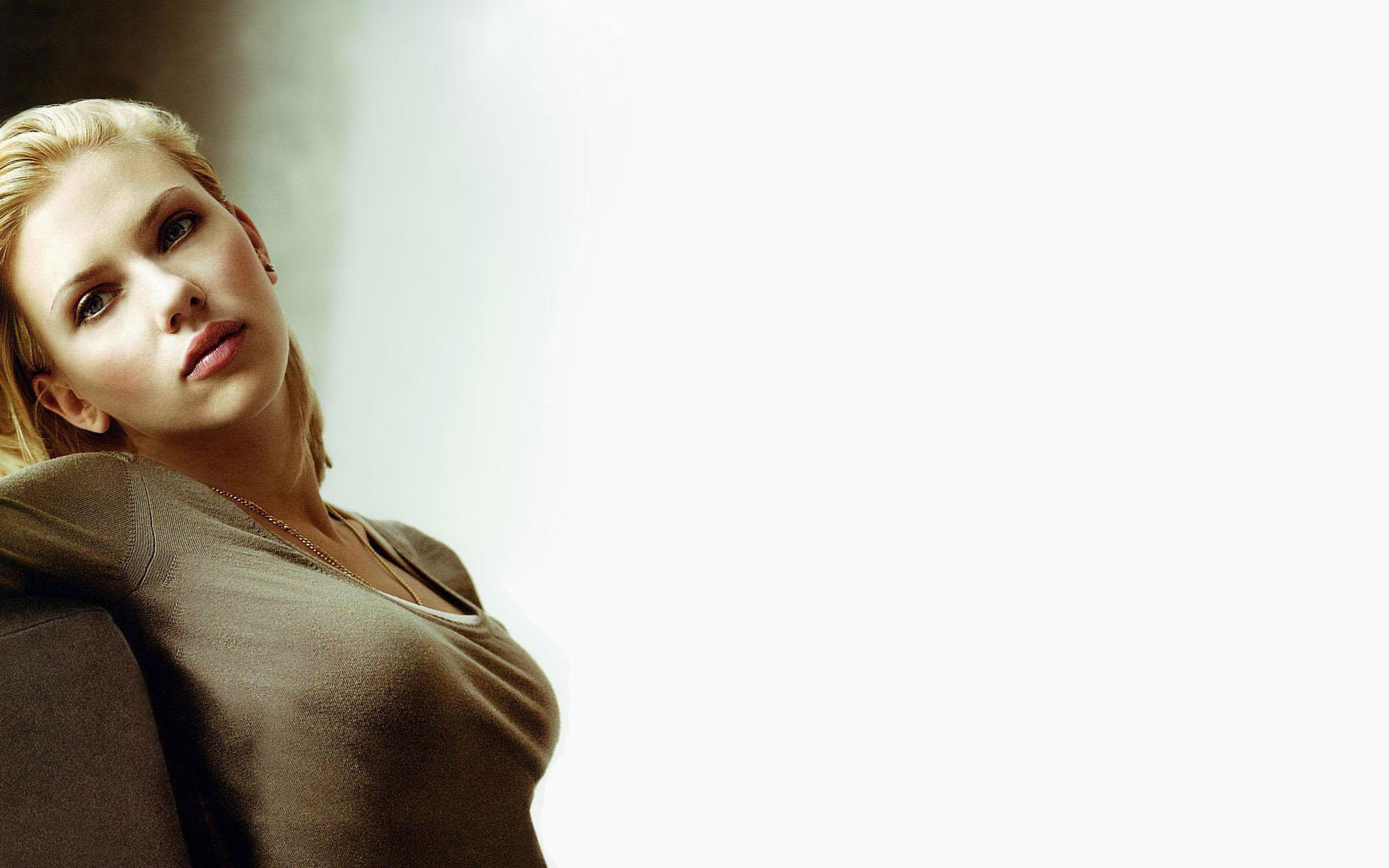 Scarlett Johansson, Ritratto, Sfondo bianco, 16:10 Full HD, wallpaper widescreen
