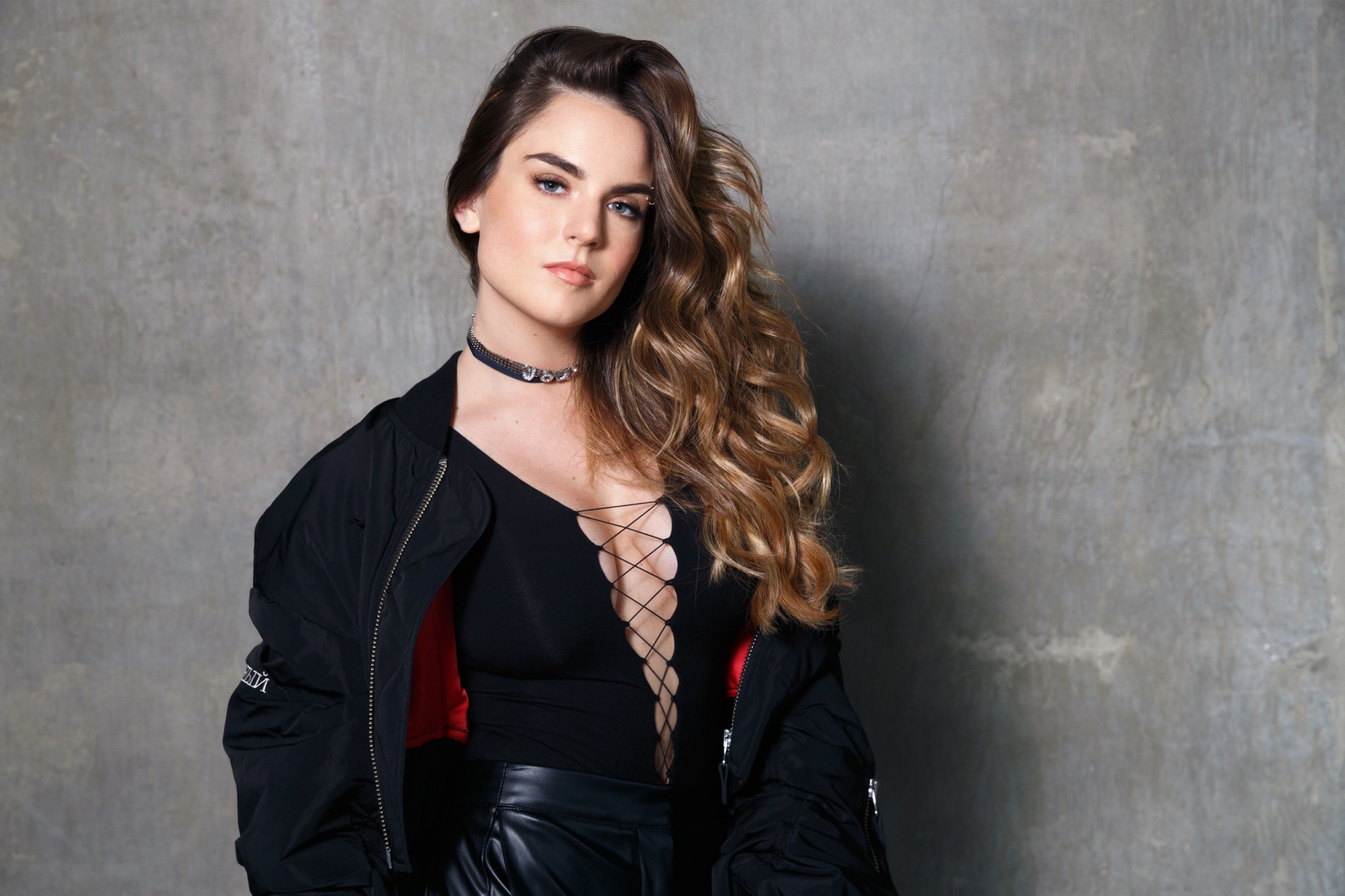 JoJo, Joanna Levesque, Giacca nera, Sfondo grigio, Full HD, wallpaper per portatile