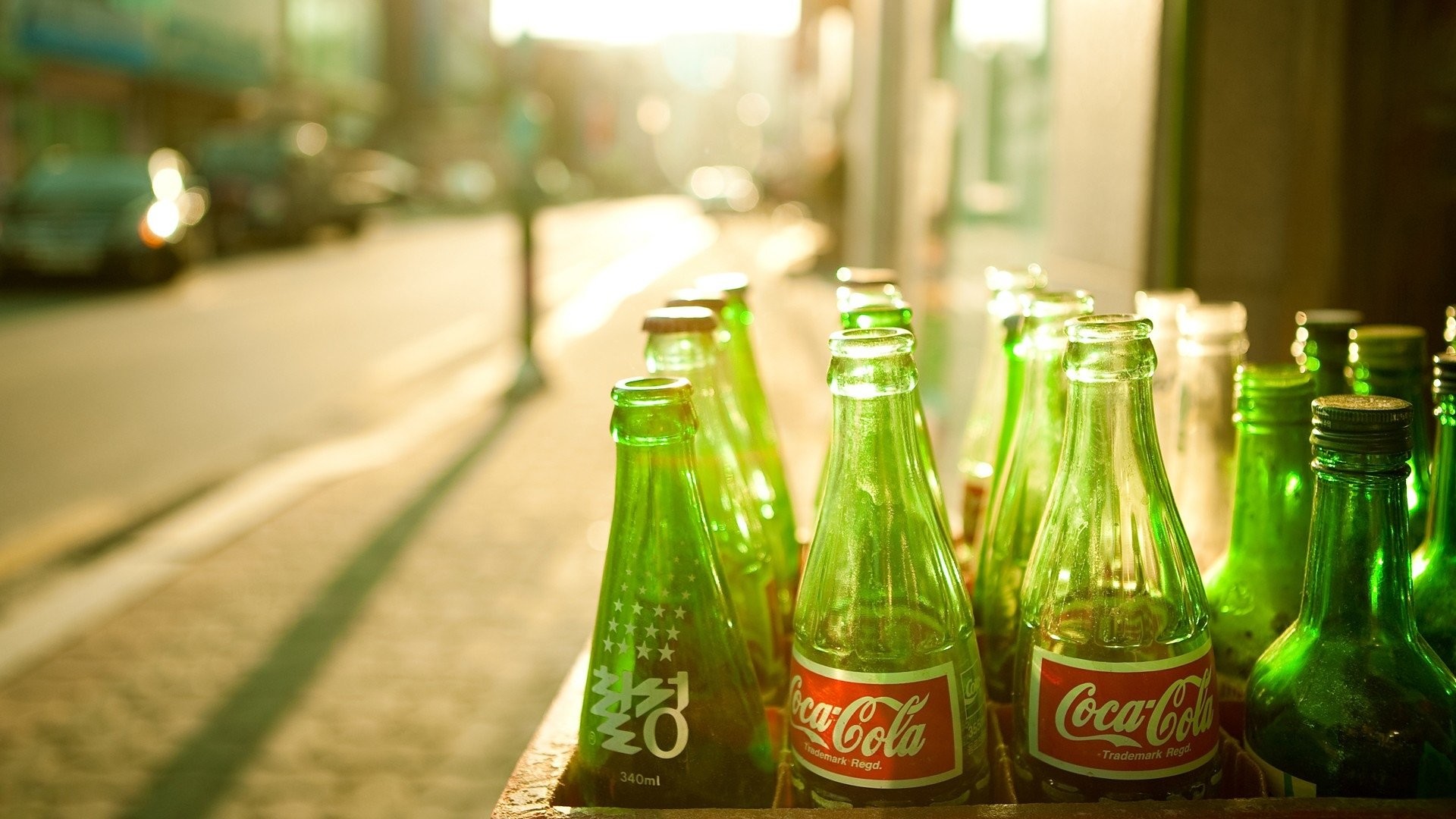 Coca-Cola, Bottiglie verdi, Strada, Luce del sole, Full HD, sfondo per portatile