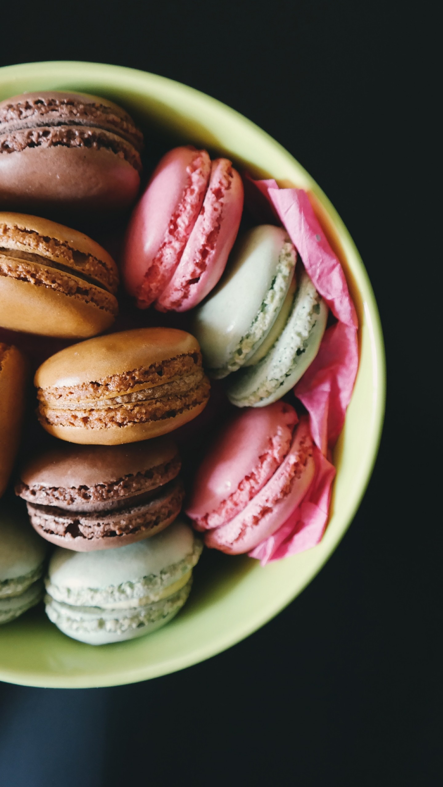 Macarons, Ciotola, Vista dall'alto, Sfondo nero, QHD+, schermata di blocco iPhone