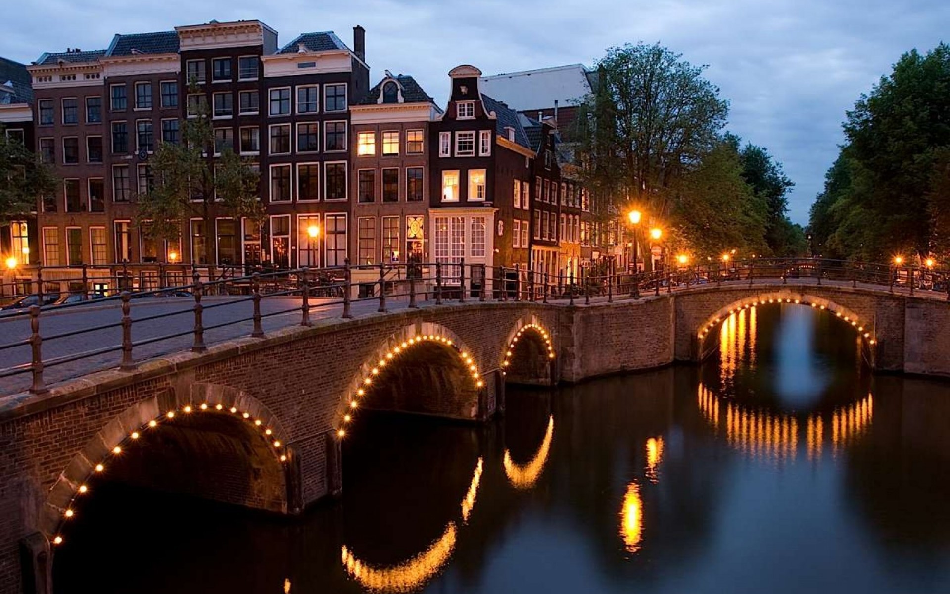 Amsterdam, Ponte illuminato, Canale, Case sul canale, Crepuscolo, sfondo 16:10 Full HD
