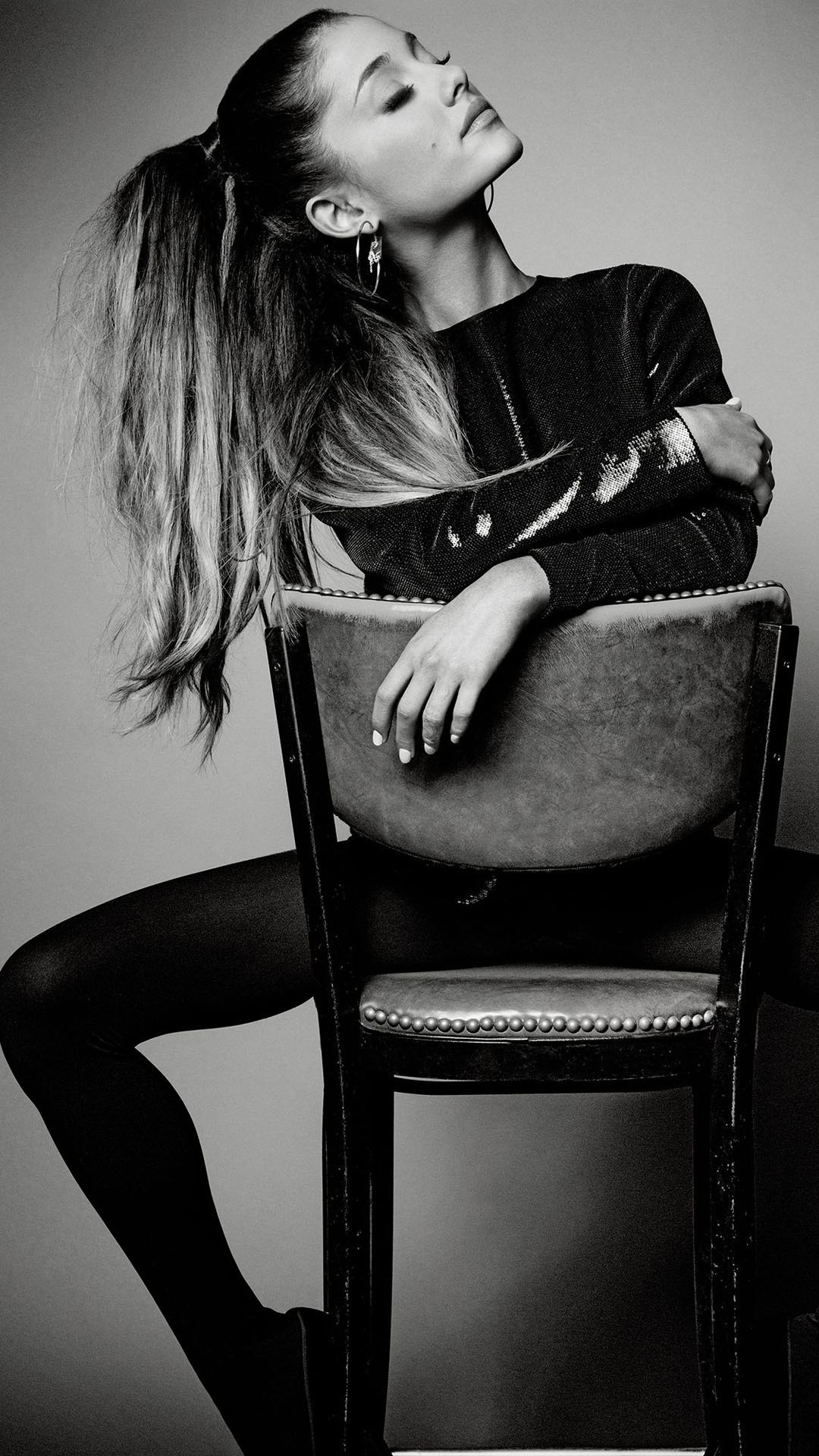 Ariana Grande, Bianco e nero, Sedia, Cantante pop, Full HD, sfondo per iPhone e Android