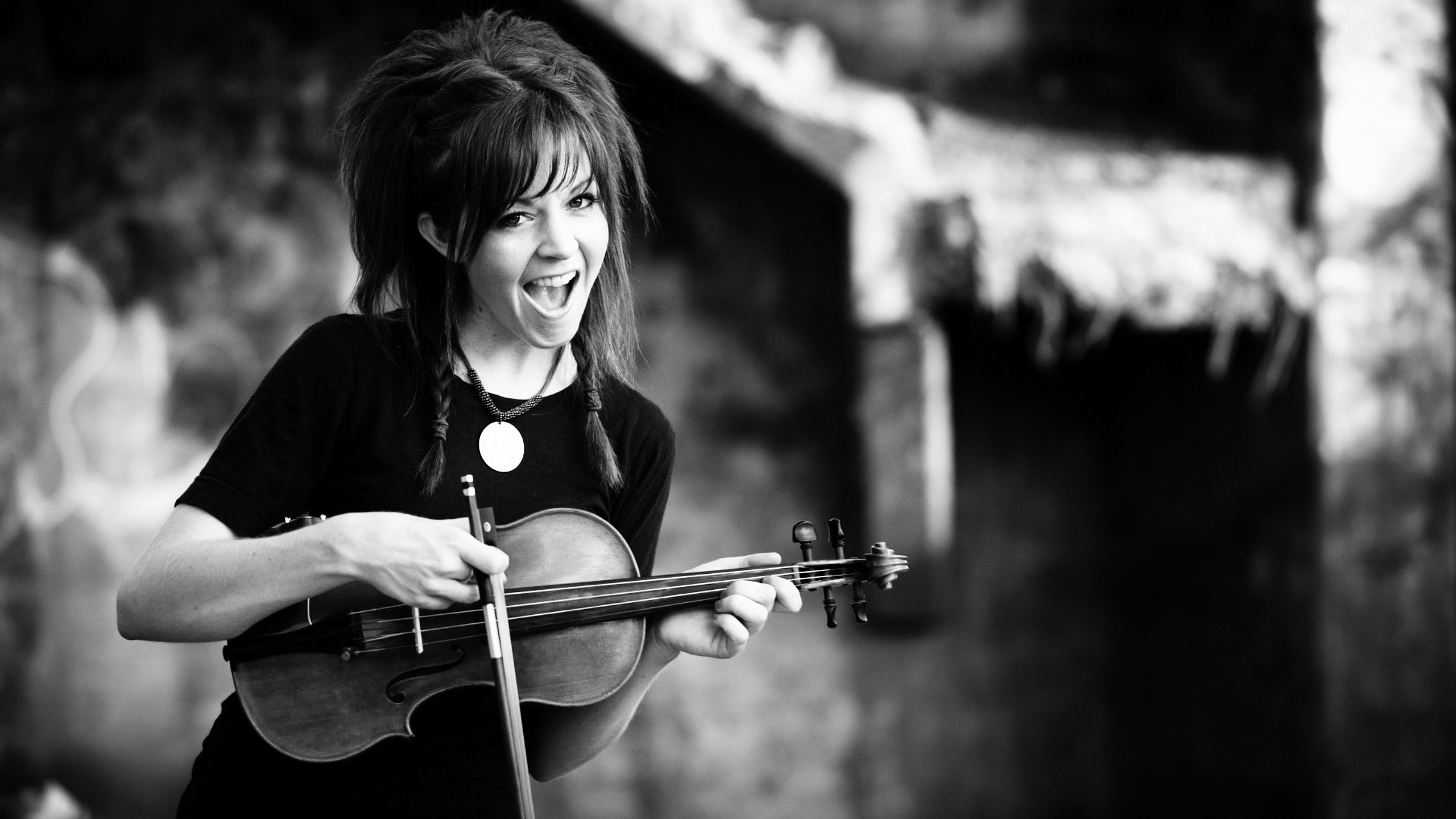 Lindsey Stirling, Violino, Sorriso, Bianco e nero, 16:9 2K, sfondo widescreen