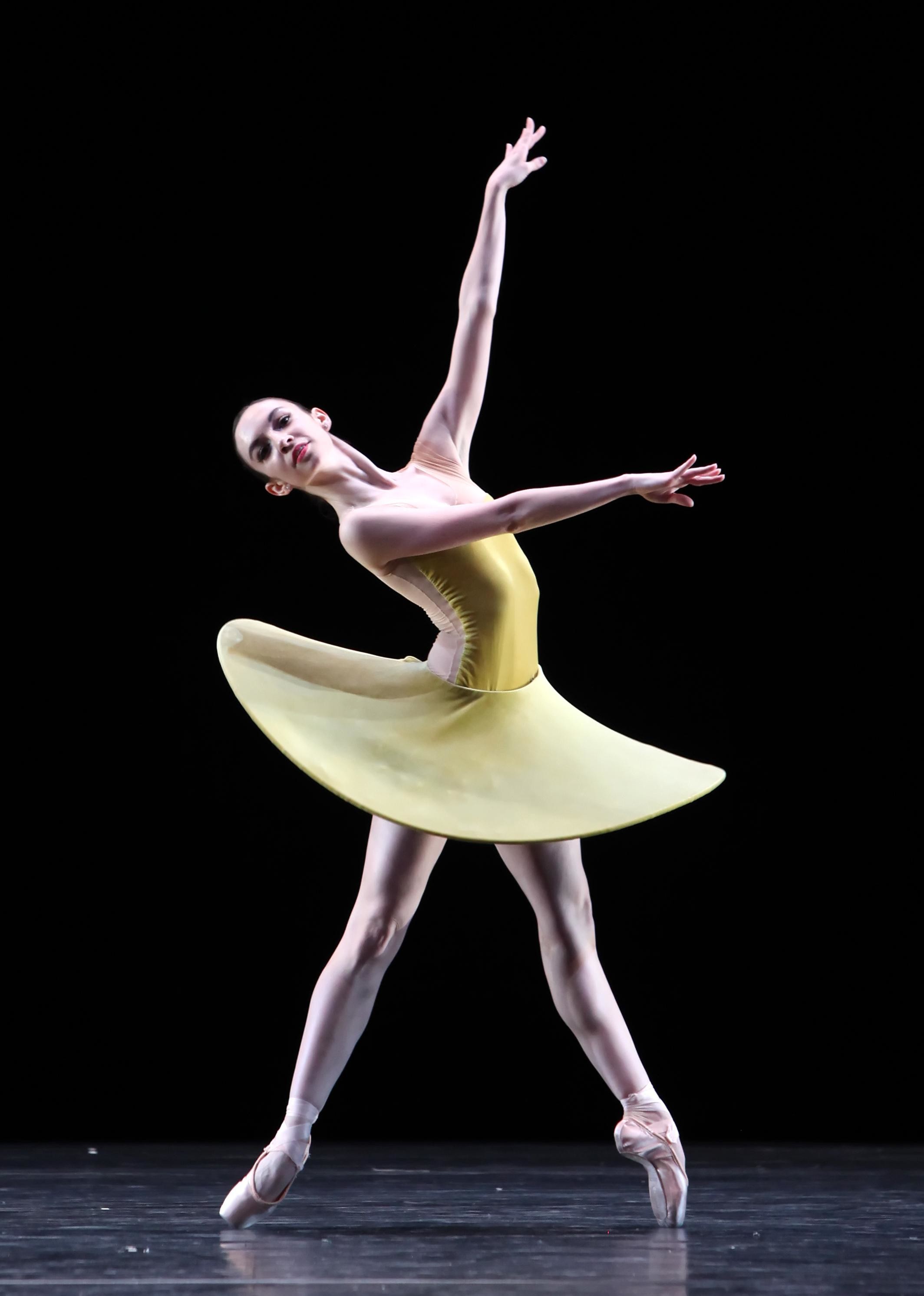 Ballerina, Danza classica, Tutù giallo, Sfondo nero, QHD+, schermata di blocco iPad