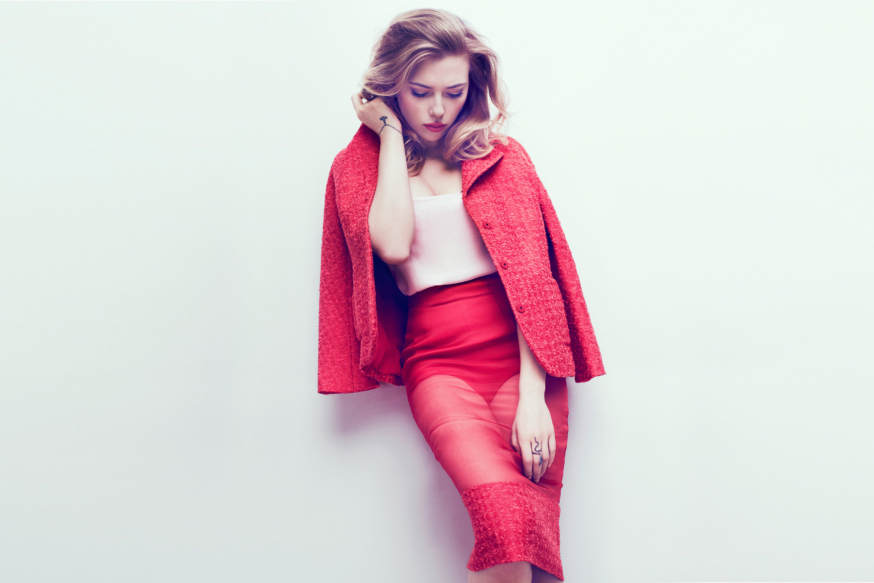 Scarlett Johansson, Completo rosso, Sfondo bianco, 2K, wallpaper desktop