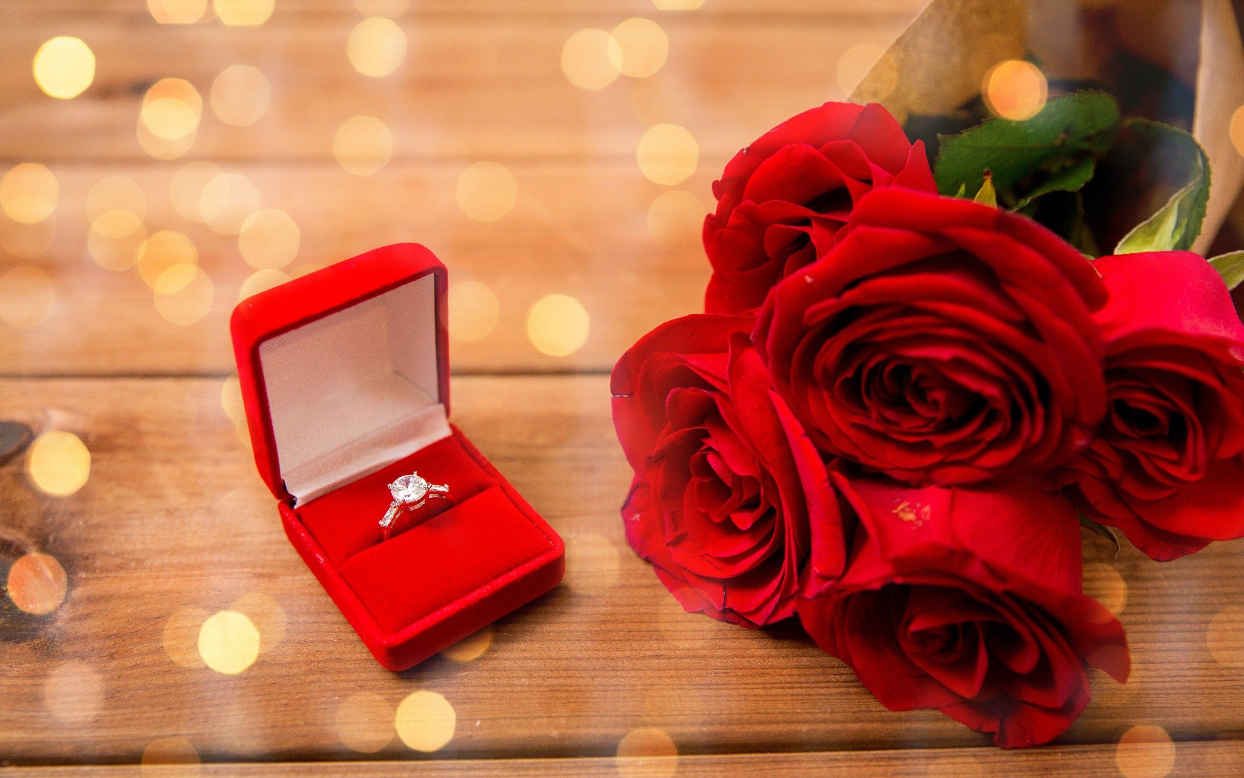 Anello di fidanzamento, Rose rosse, Proposta di matrimonio, Bokeh, sfondo Windows 11