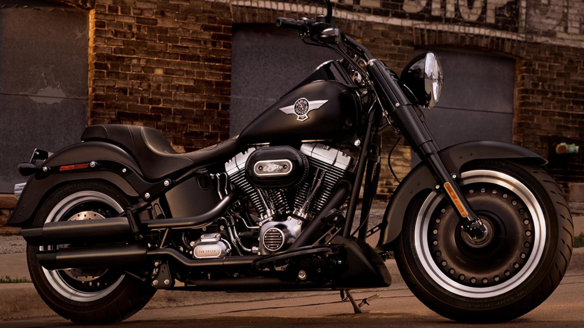Harley-Davidson Fat Boy, Harley-Davidson, Nero opaco, Muro di mattoni, Vista laterale, sfondo Full HD
