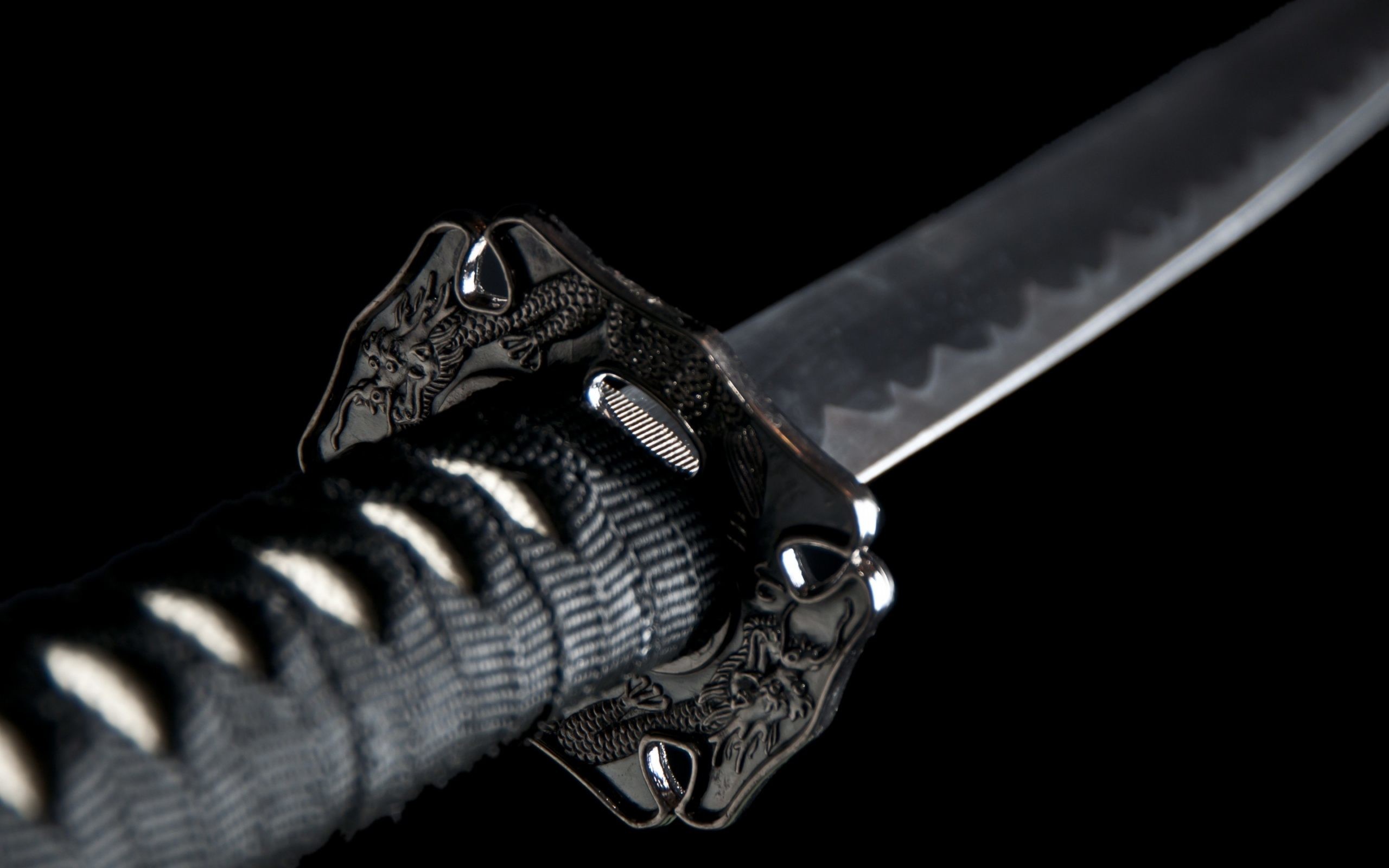 Katana, Tsuka, Tsuba, Primo piano, Sfondo nero, 2560x1600, wallpaper desktop