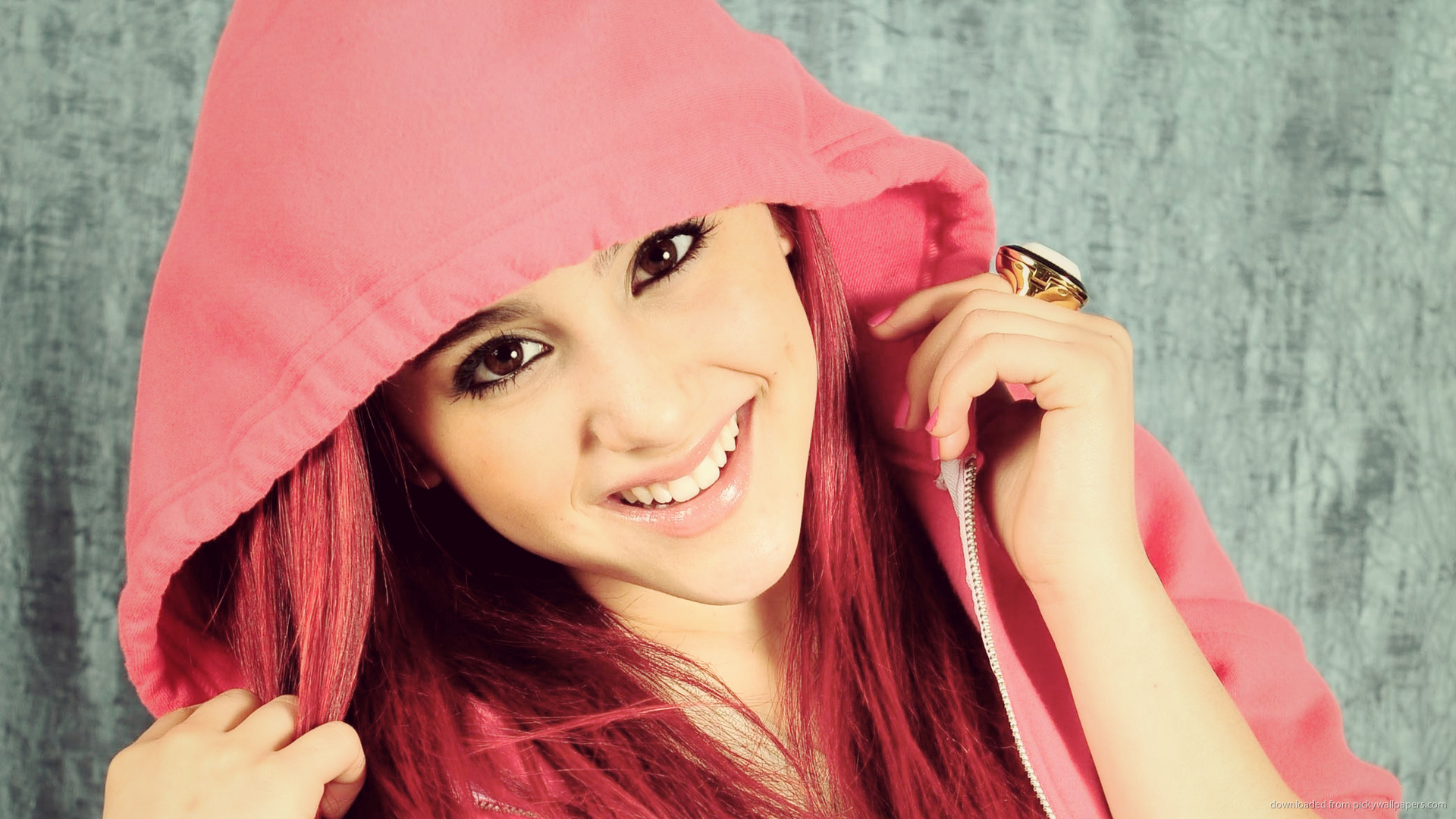Ariana Grande, Felpa rosa, Cappuccio, Capelli rossi, Sorriso, 1920x1080, sfondo per PC
