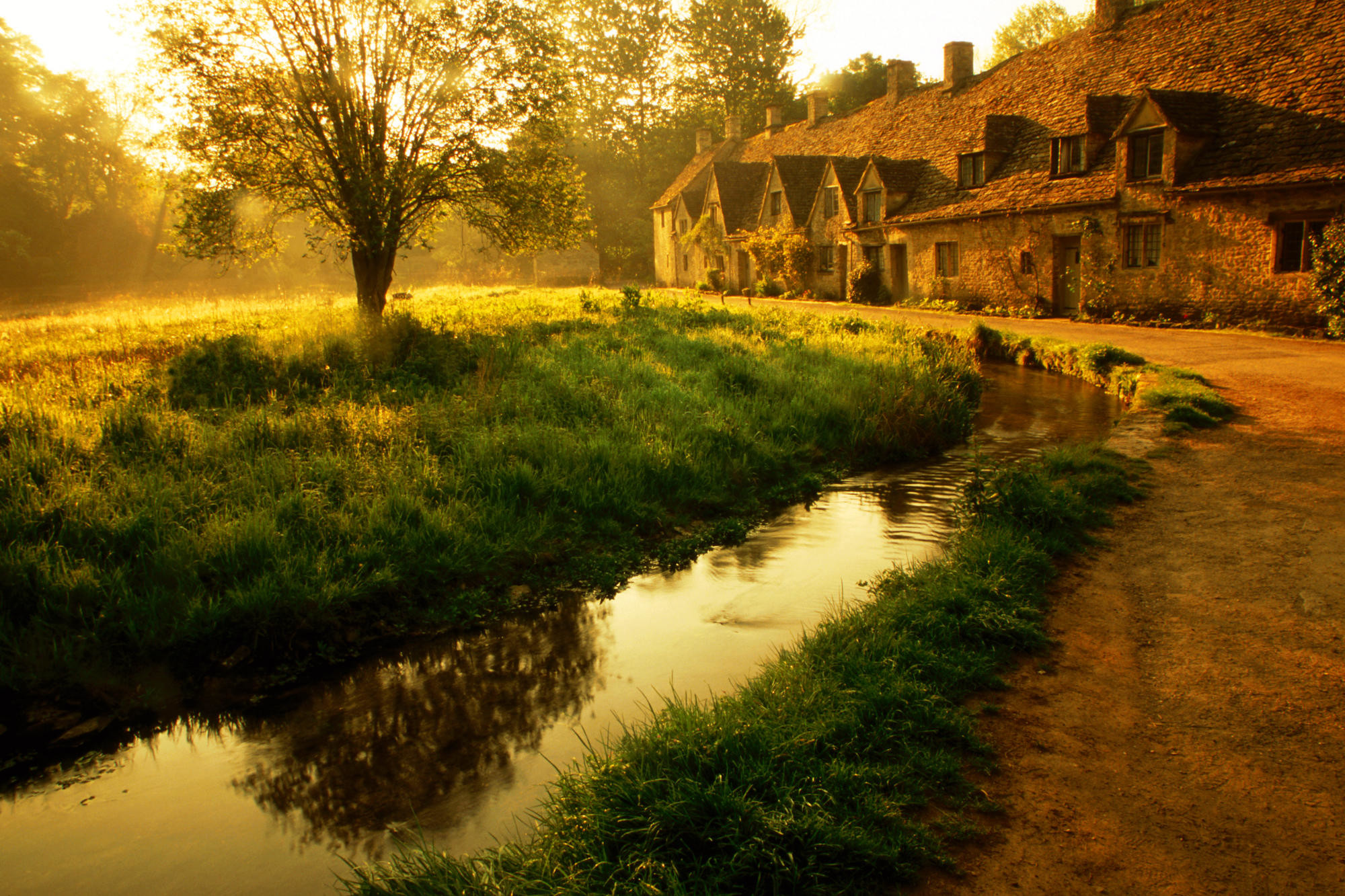 Cottage, Ruscello, Villaggio, Campagna, Luce dorata, Full HD, sfondo Windows 11