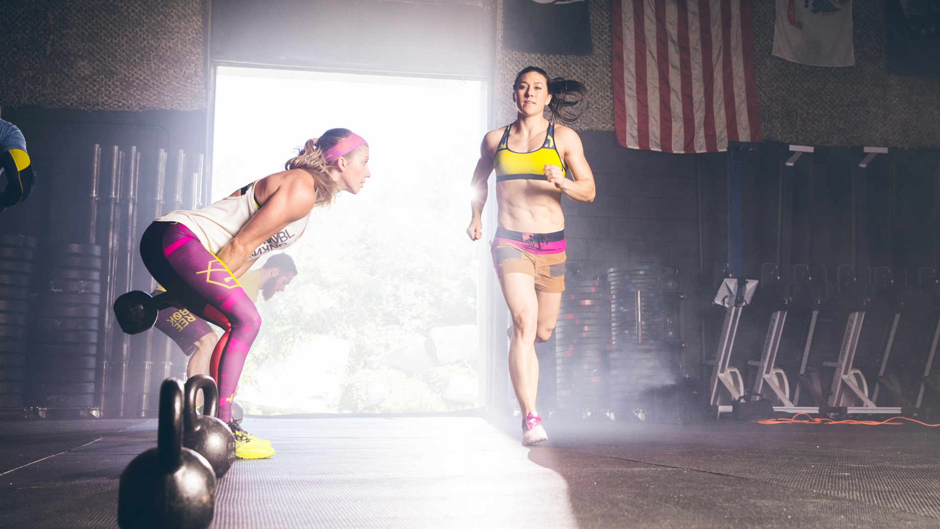 Kettlebell, Atlete, Box CrossFit, Controluce, 1920x1080, immagine di sfondo