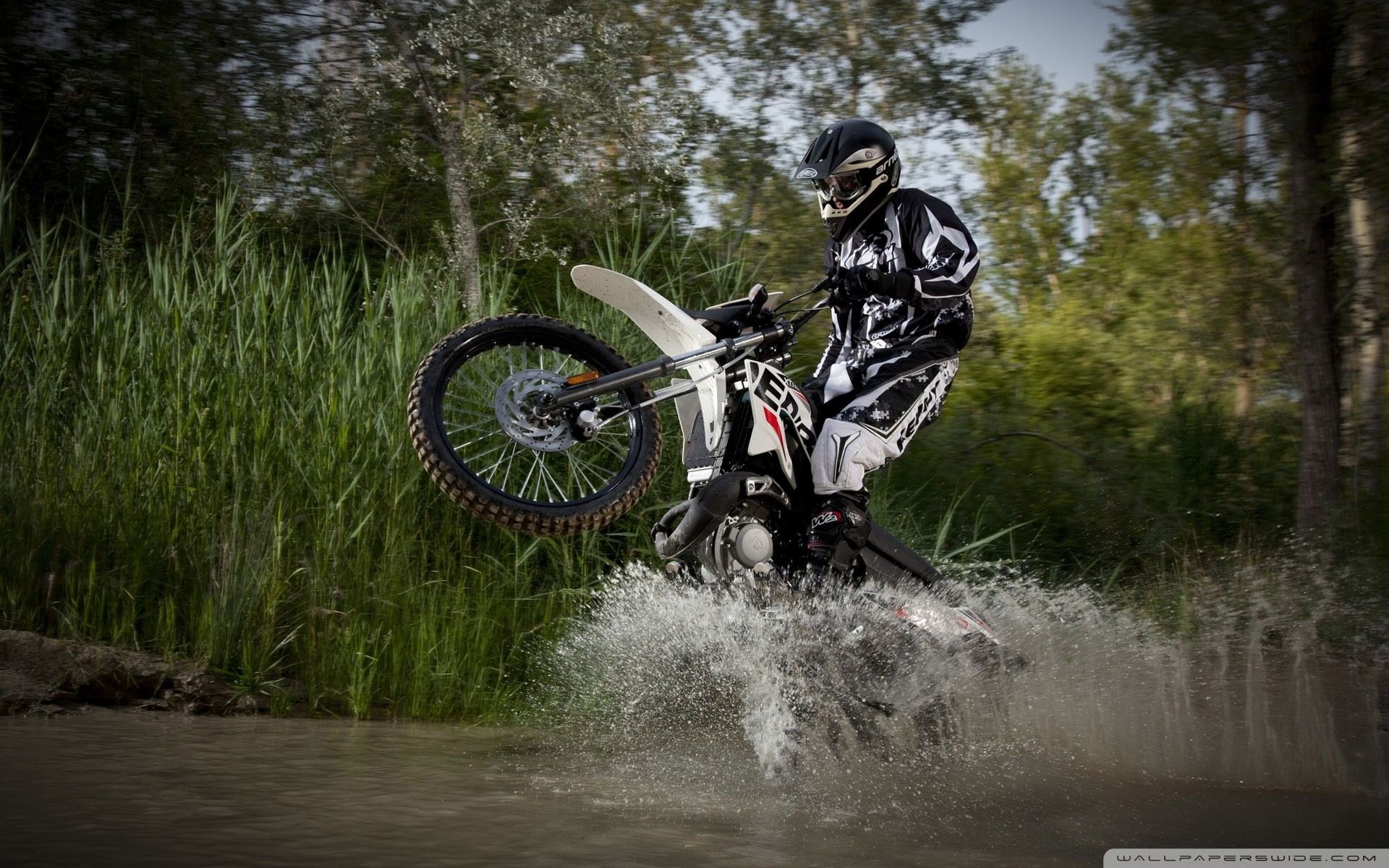 Motocross, Acqua, Schizzi, Impennata, 1920x1200, sfondo MacBook Pro