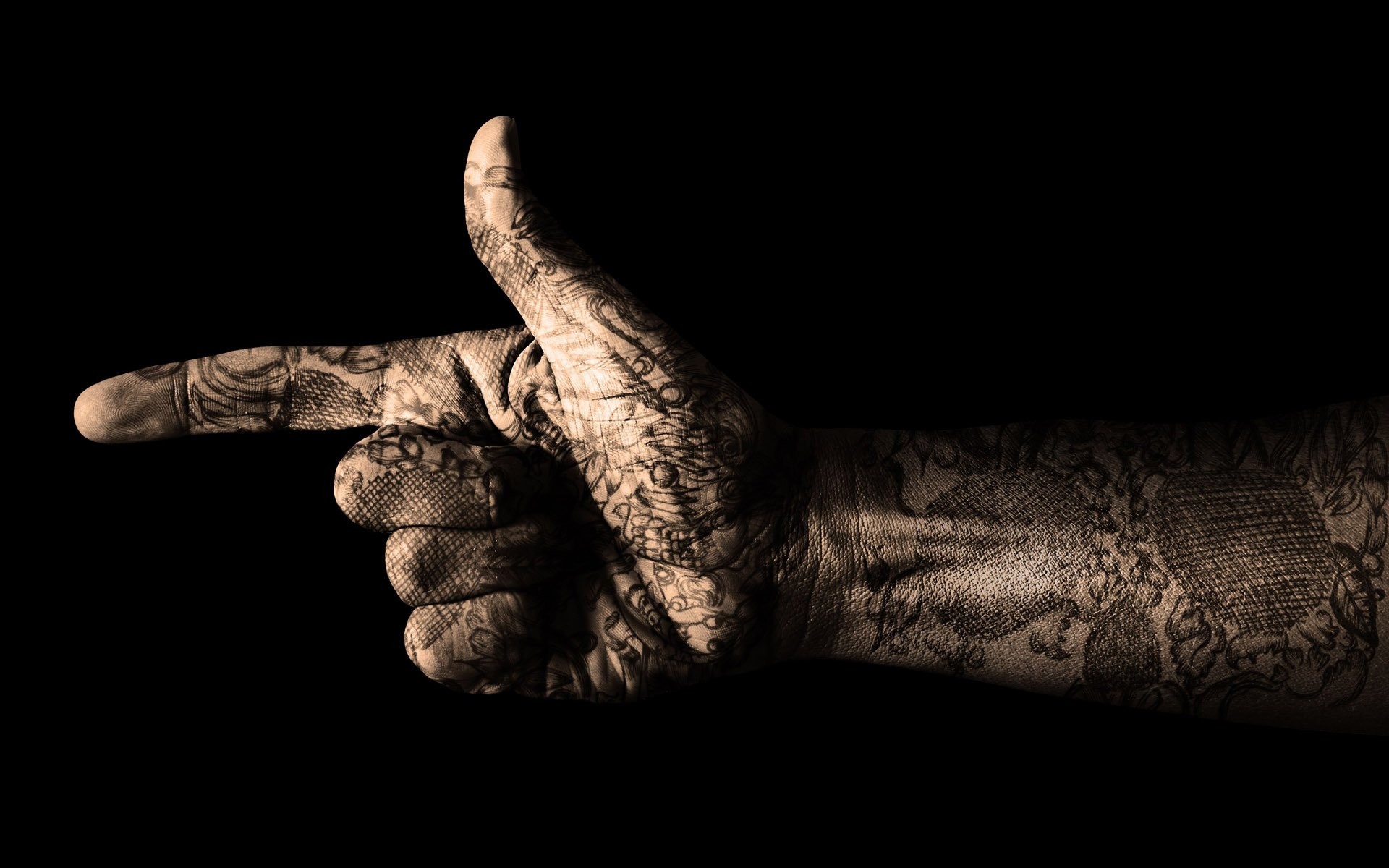 Mano tatuata, Pistola con le dita, Sfondo nero, Seppia, Full HD, wallpaper per PC