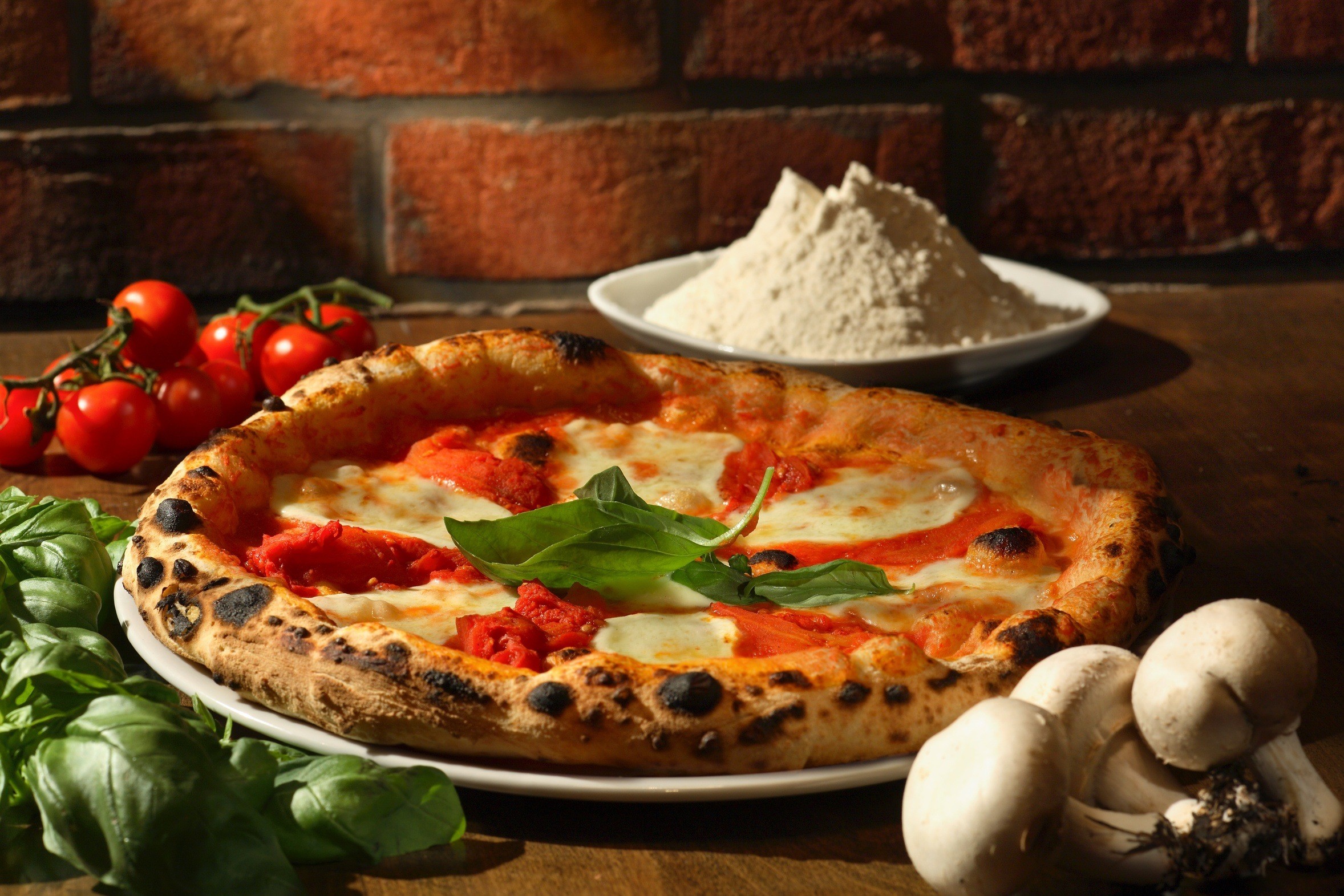 Pizza margherita, Pizza napoletana, Basilico, Funghi, Farina, Full HD, sfondo Windows 11