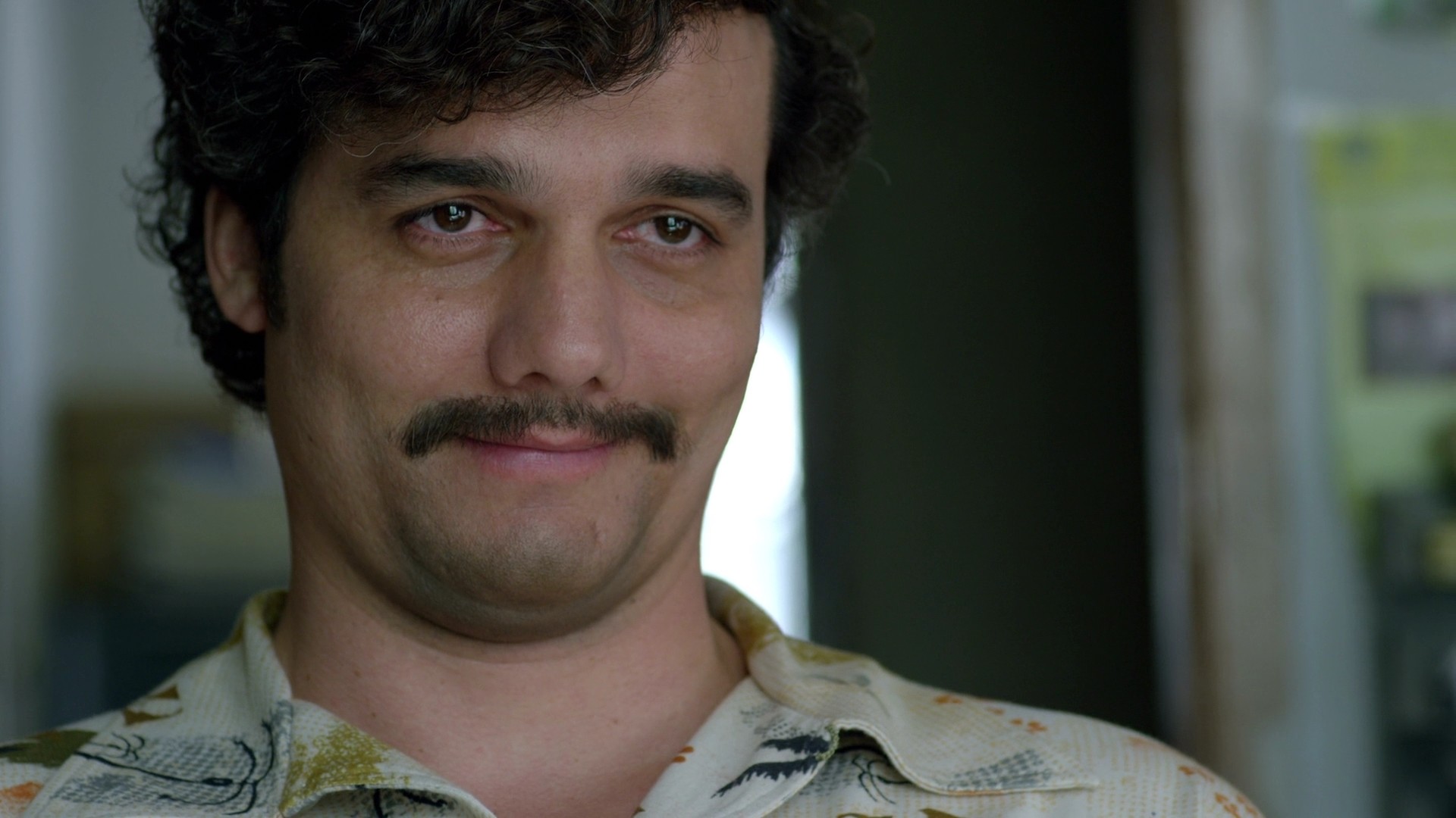 Pablo Escobar, Wagner Moura, Narcos, Primo piano, Sorriso, Full HD, sfondo Windows 11
