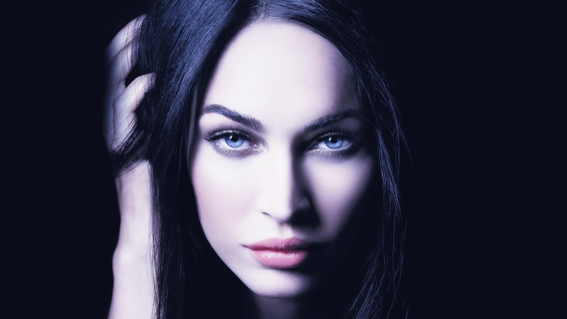 Megan Fox, Occhi azzurri, Primo piano, Sfondo scuro, Full HD, wallpaper per PC