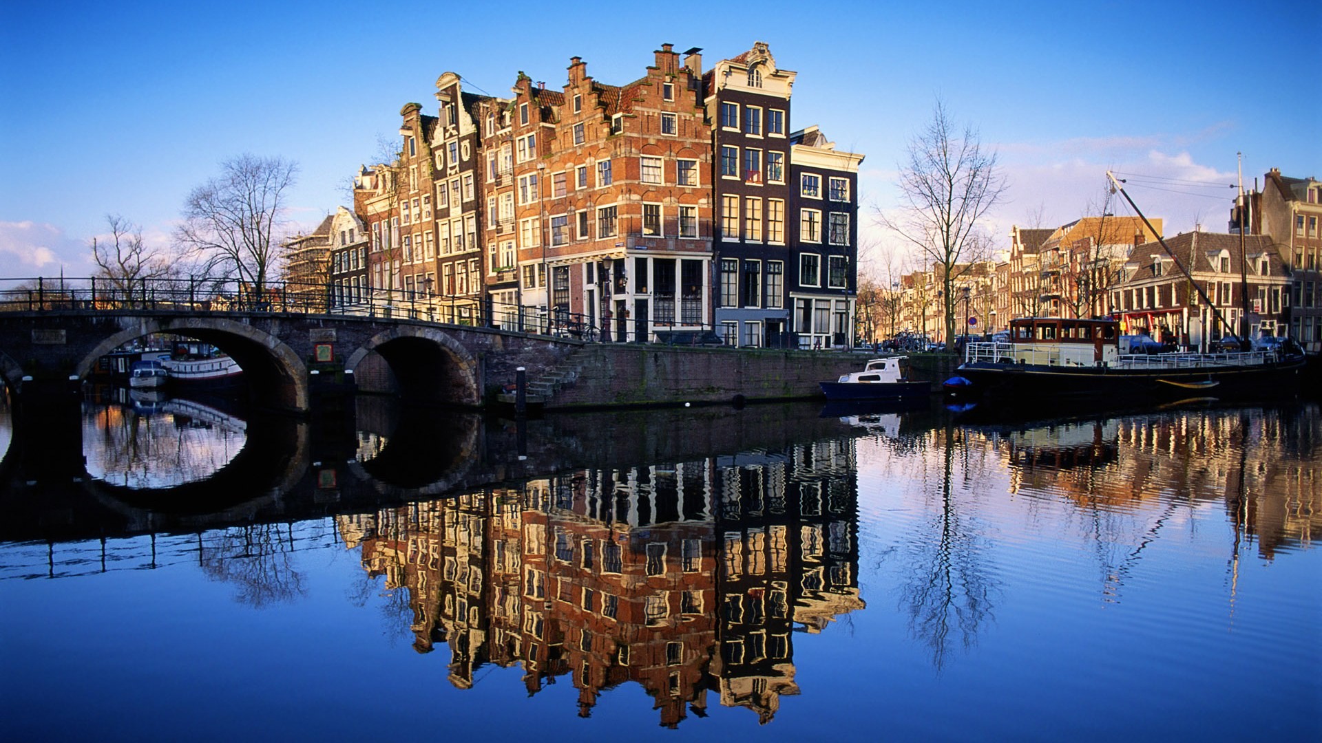 Amsterdam, Ponte, Case sul canale, Riflesso, Cielo blu, 16:9 Full HD, sfondo widescreen