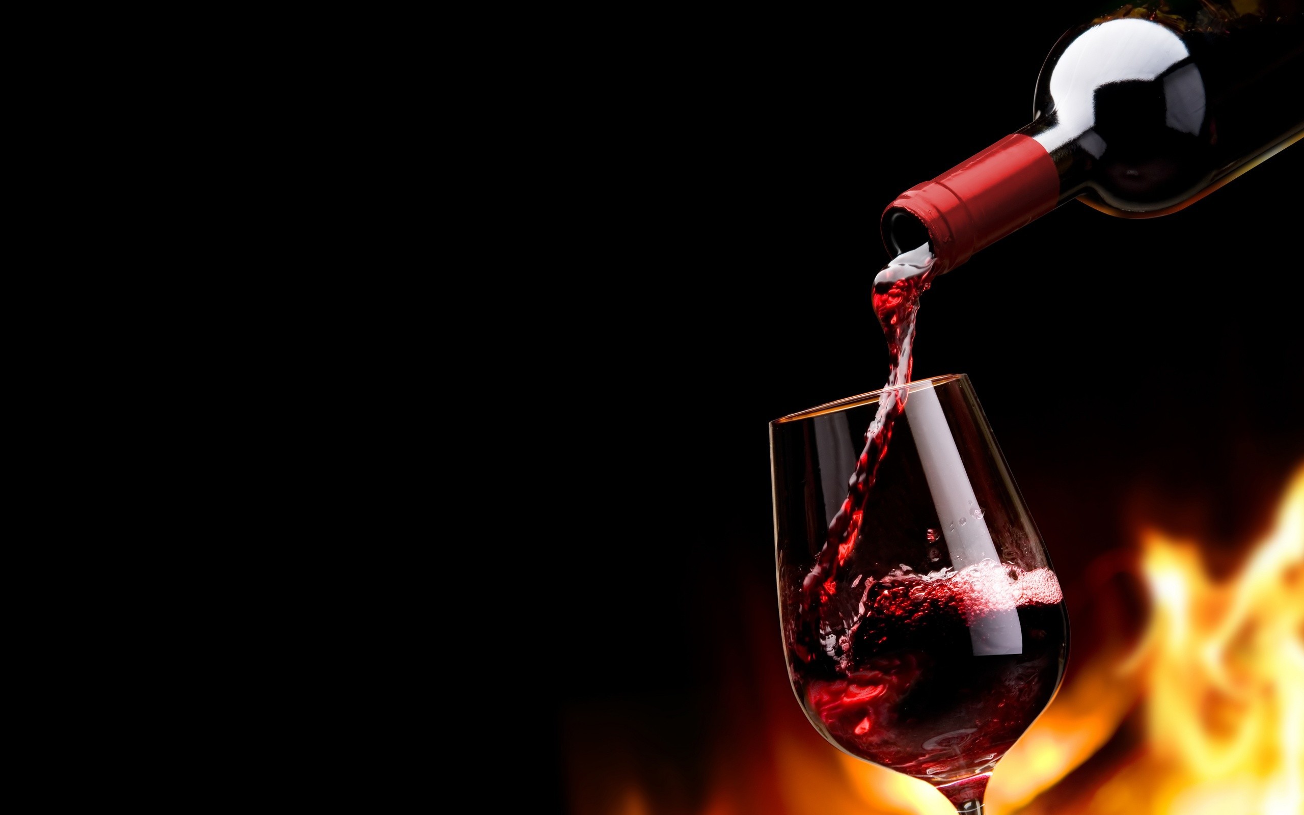 Vino rosso, Versare, Bottiglia, Calice, Fiamme, 2560x1600, sfondo MacBook Pro
