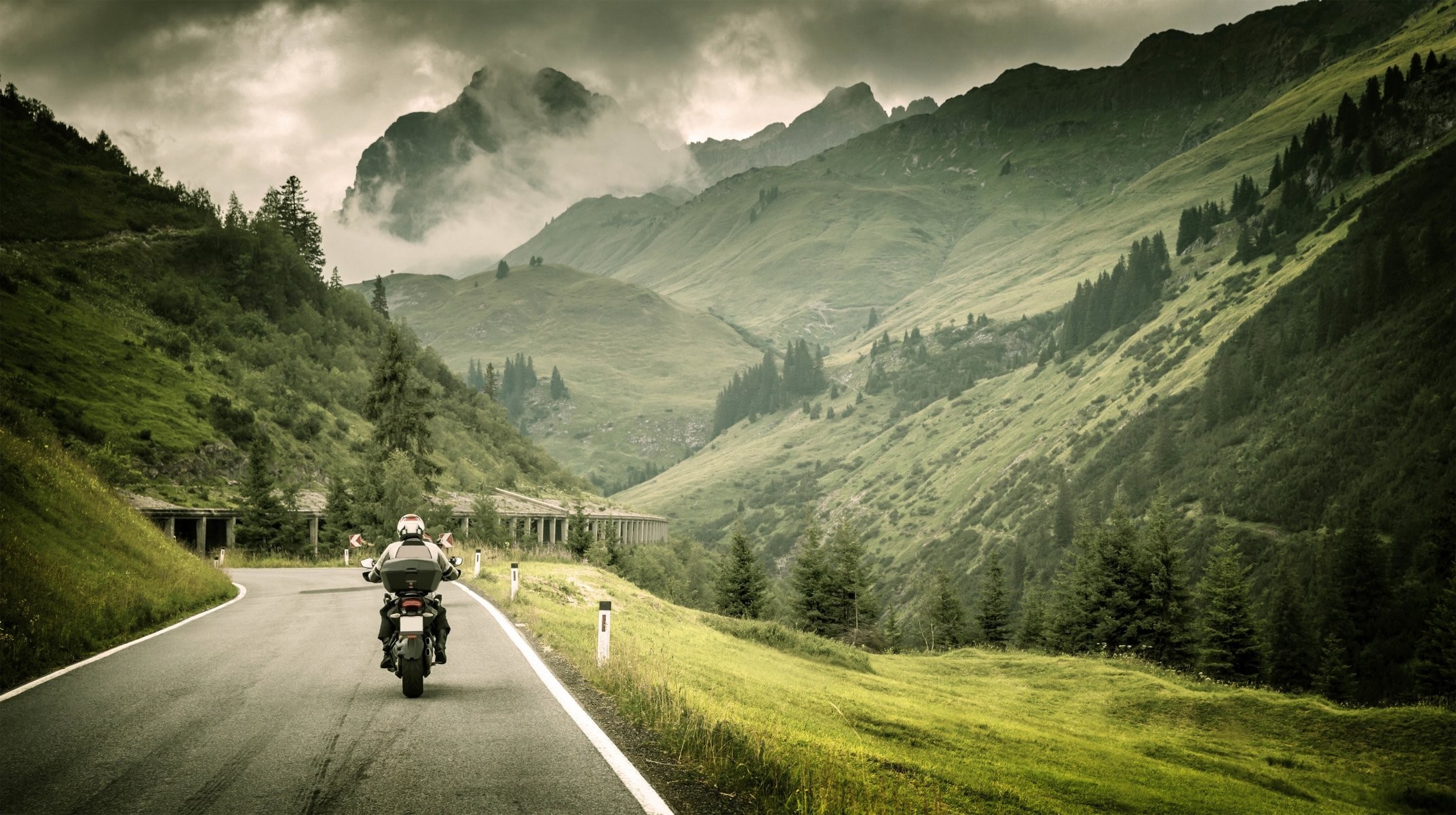 Motociclista, Strada di montagna, Valle, Alpi, 16:9 Full HD, sfondo widescreen
