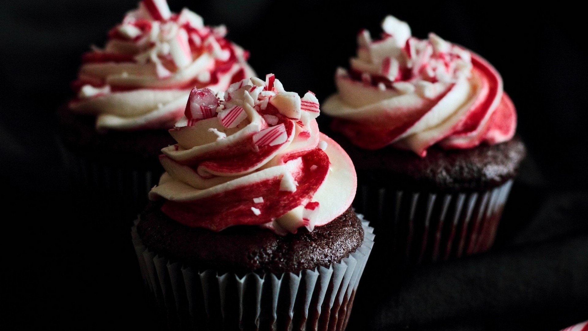 Cupcake al cioccolato, Glassa, Sfondo nero, Dolci, 1920x1080, wallpaper desktop
