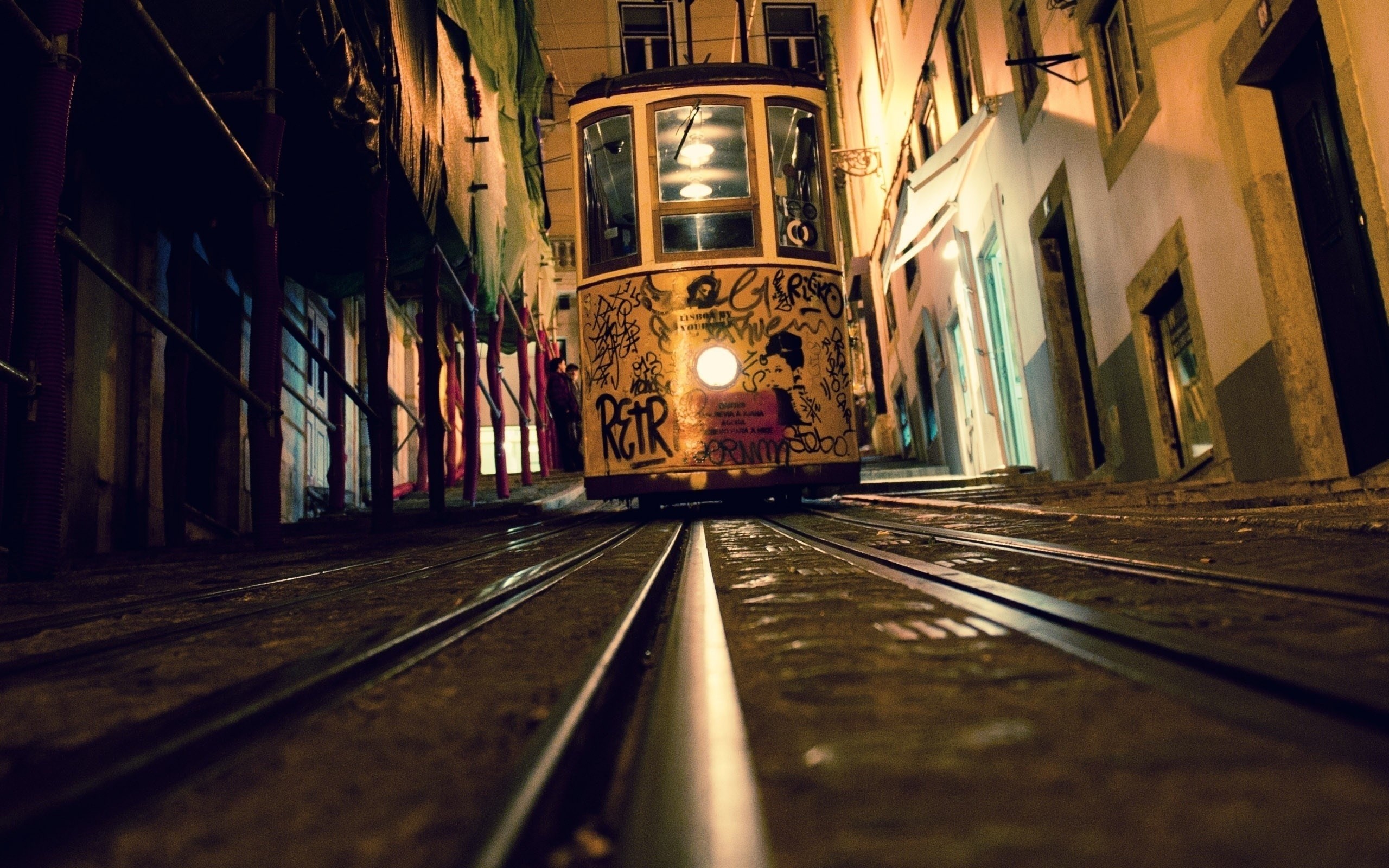 Tram, Binari, Strada, Graffiti, Prospettiva bassa, 2K, sfondo Windows 11