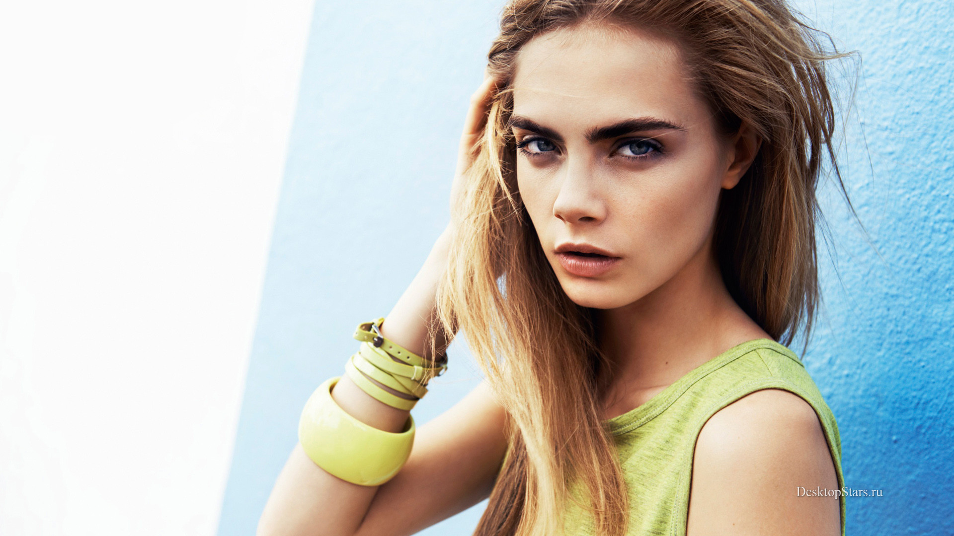 Cara Delevingne, Braccialetti gialli, Sfondo azzurro, Ritratto, Full HD, wallpaper desktop
