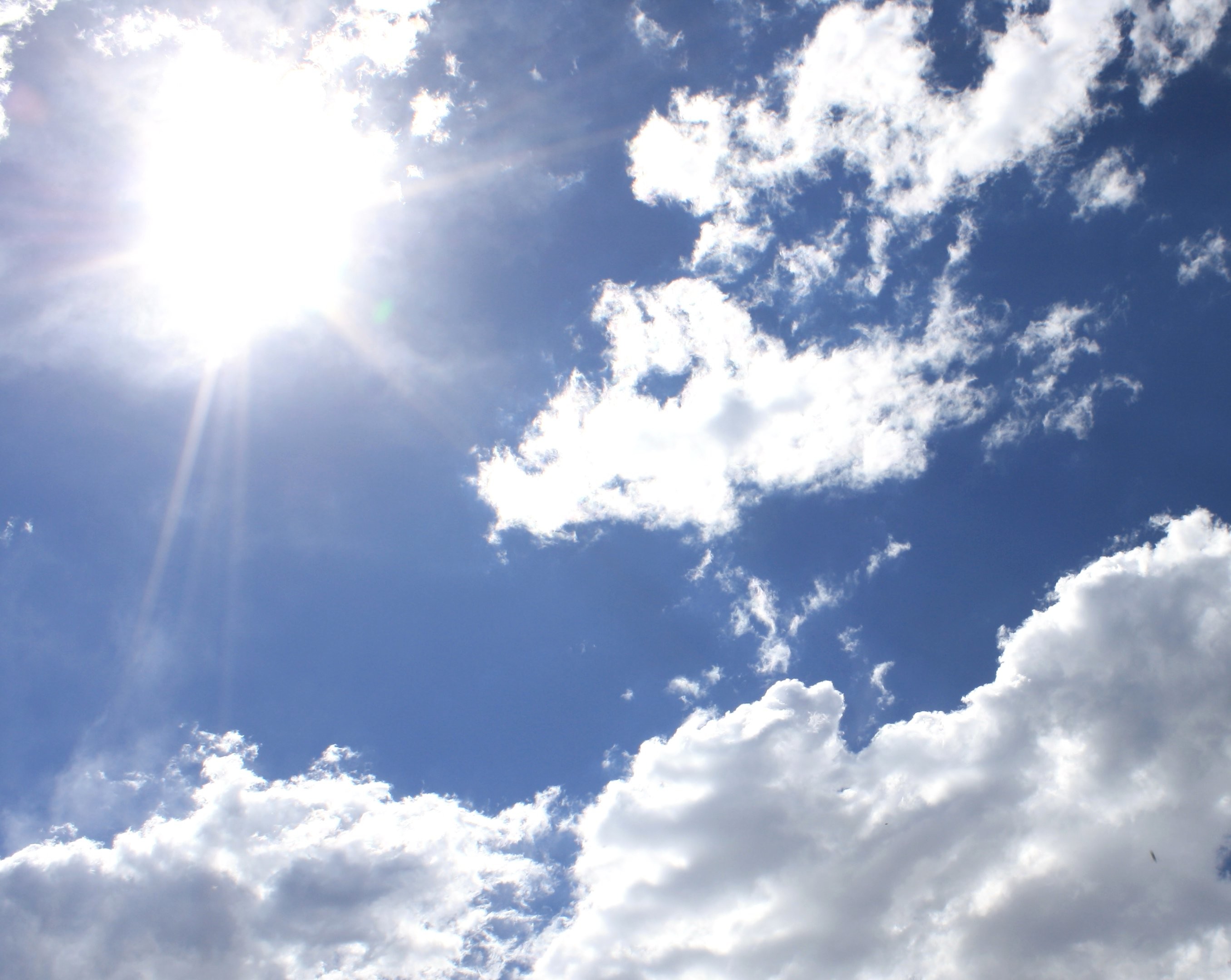 Sole, Cielo azzurro, Nuvole, Raggi di sole, 2K, sfondo per PC e portatile