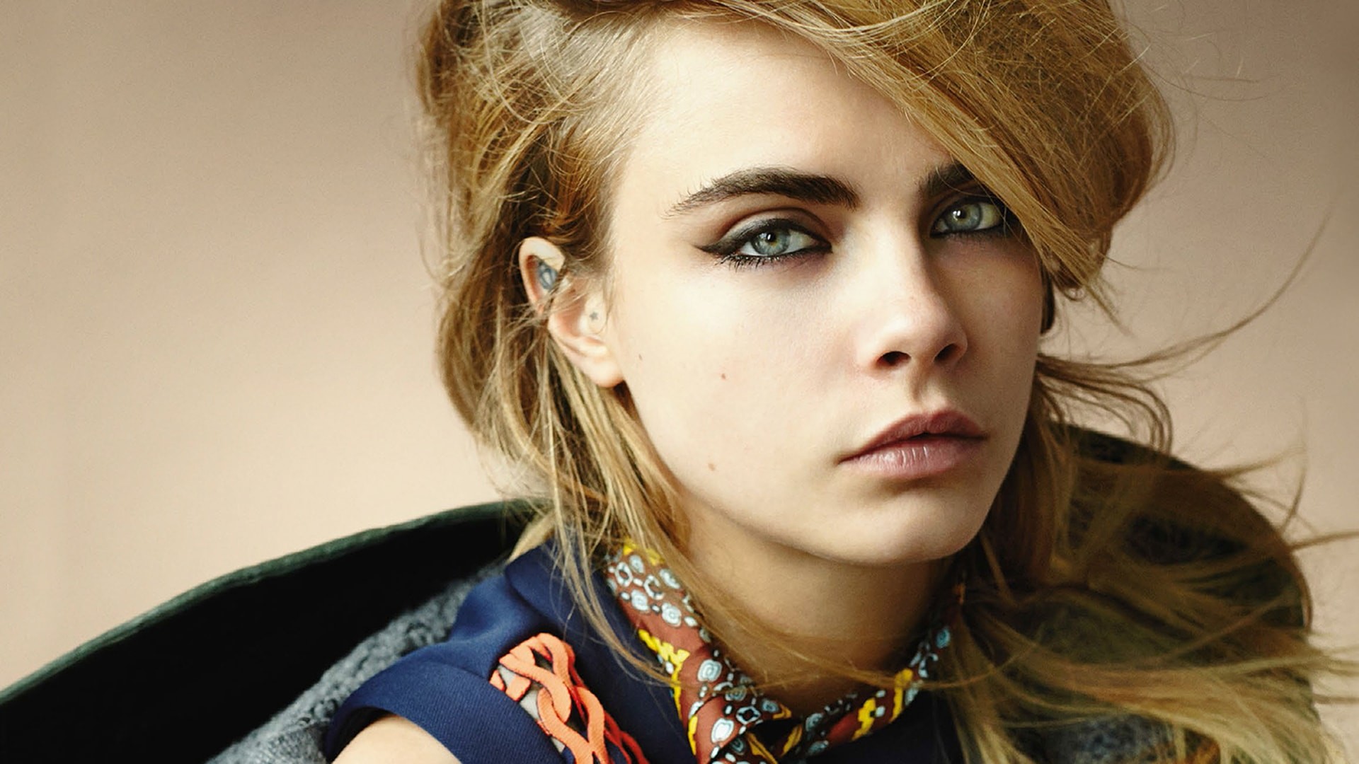 Cara Delevingne, Primo piano, Foulard, Capelli biondi, Moda, 1920x1080, sfondo per PC