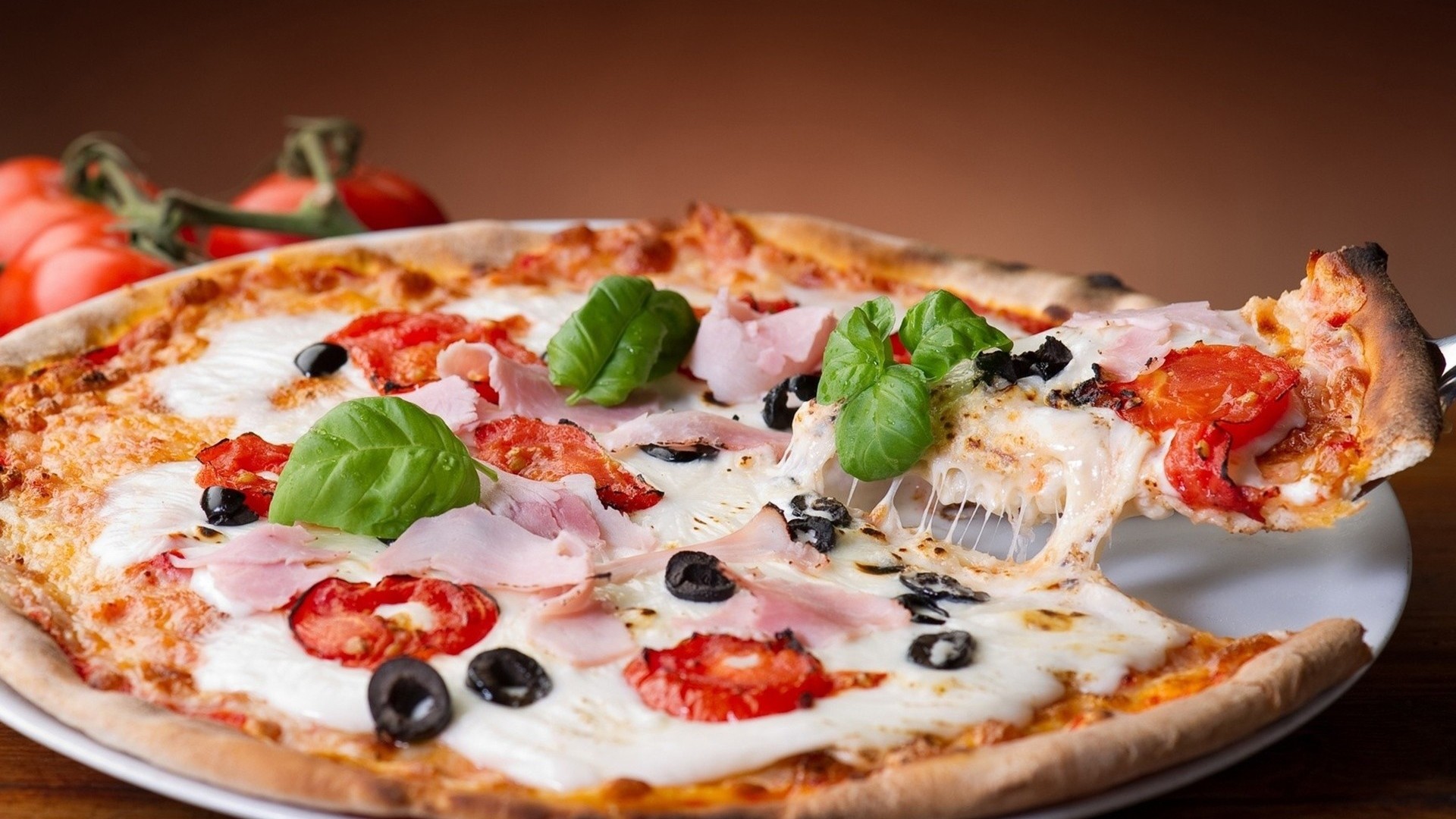 Pizza, Prosciutto cotto, Basilico, Olive nere, Mozzarella filante, sfondo desktop Full HD