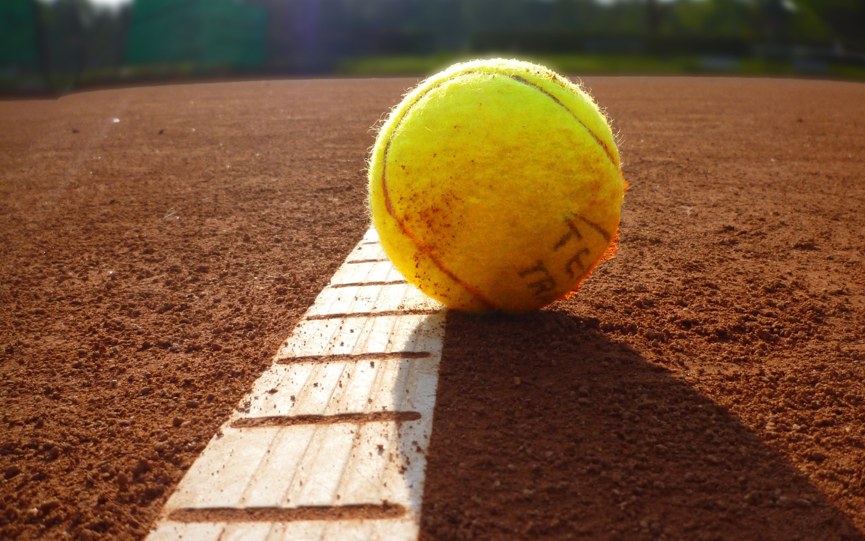 Pallina da tennis, Terra rossa, Linea del campo, Macro, 16:10 2K, sfondo widescreen