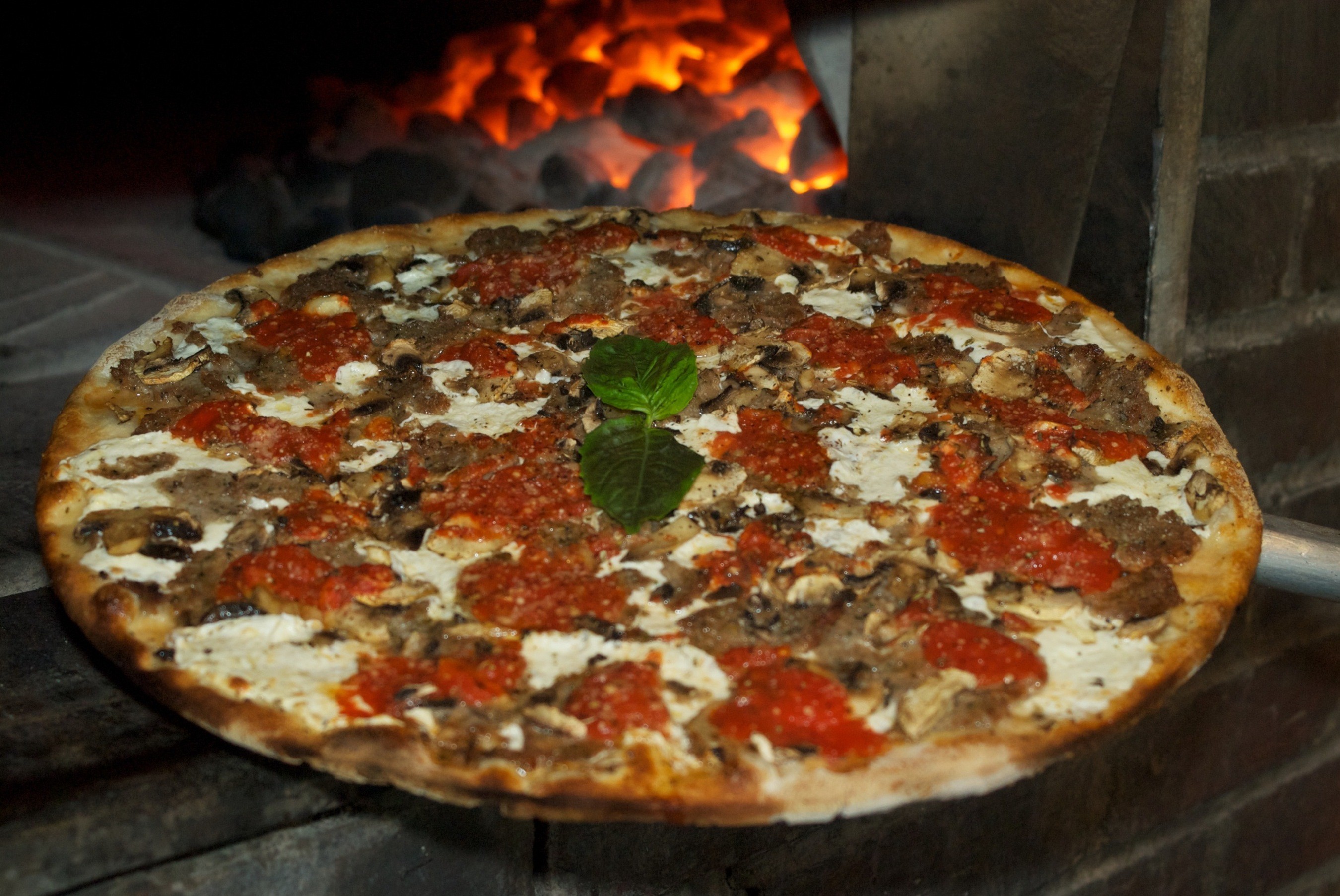 Pizza, Forno a legna, Fuoco, Basilico, 2K, sfondo per portatile