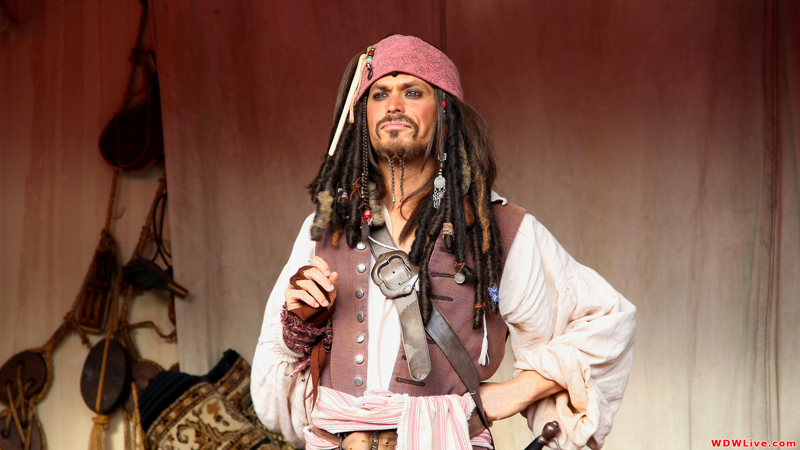 Jack Sparrow, Johnny Depp, Pirati dei Caraibi, Figura intera, 2K, sfondo per PC