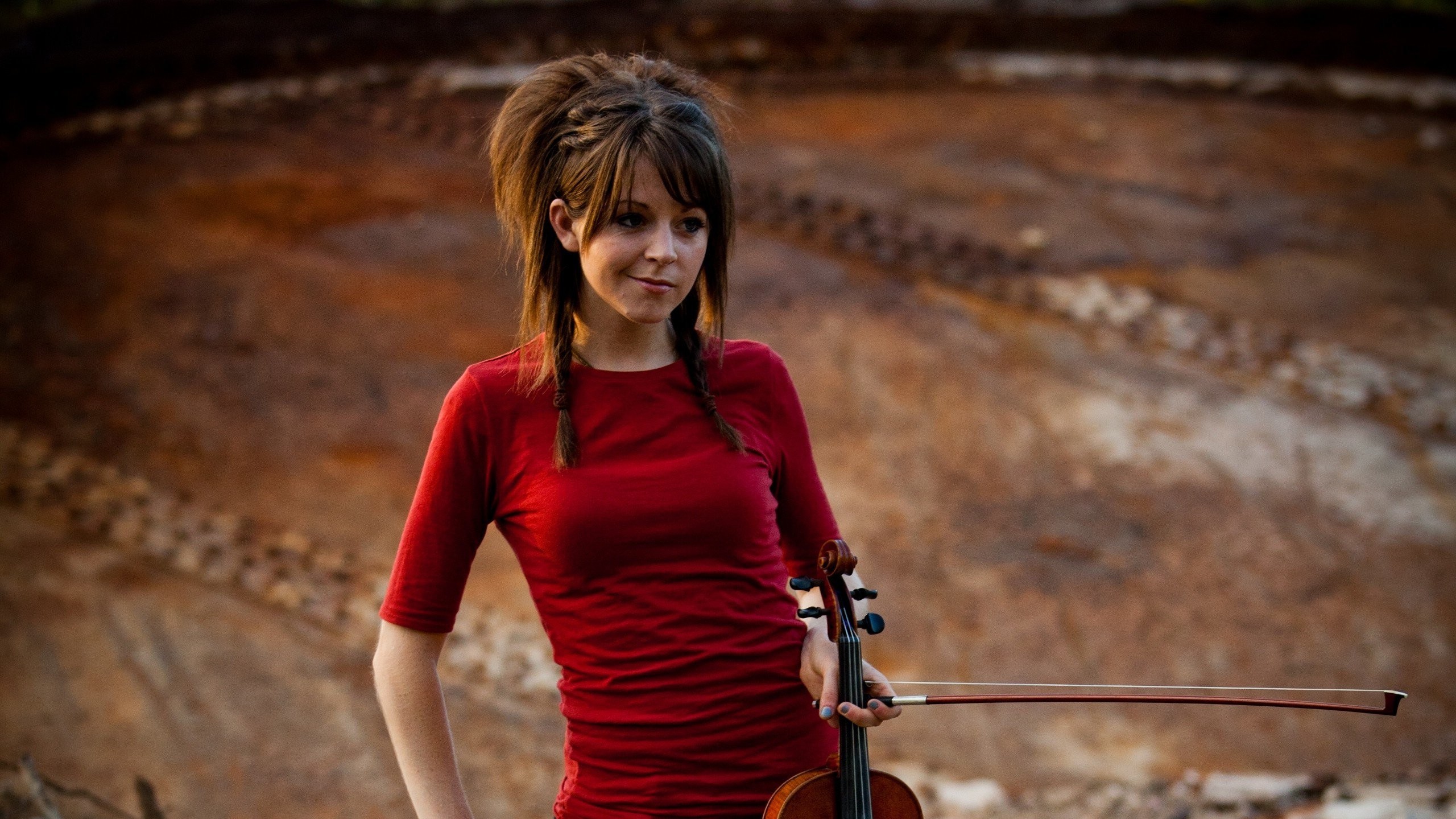 Lindsey Stirling, Violino, Maglia rossa, Sfocato, 2K, sfondo Windows 11