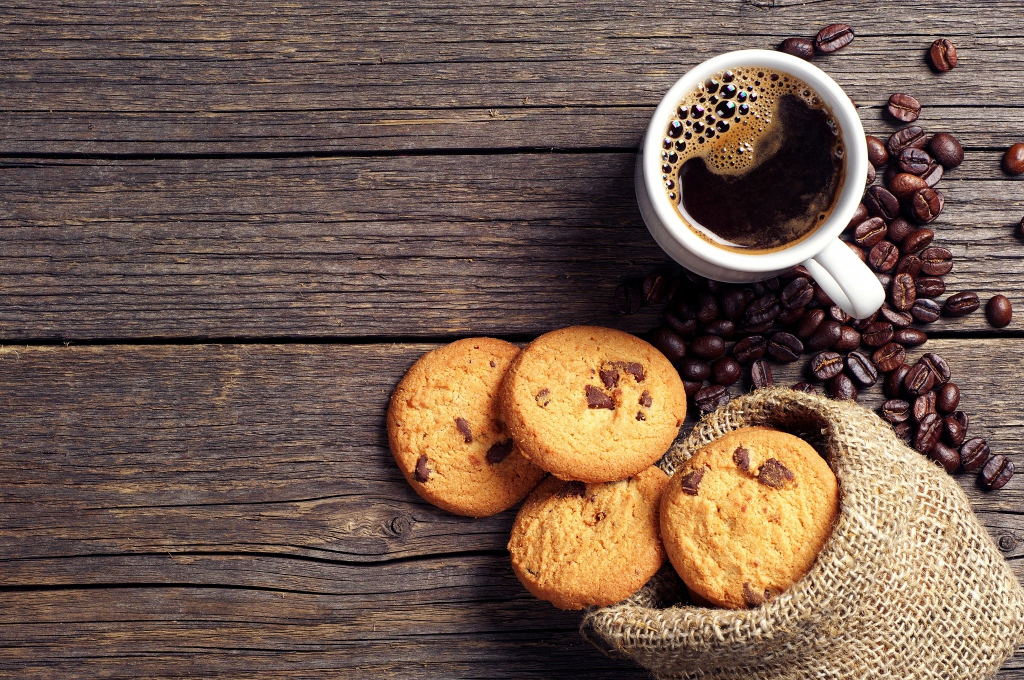 Caffè nero, Biscotti, Chicchi di caffè, Tavolo in legno, Vista dall'alto, sfondo Windows 11