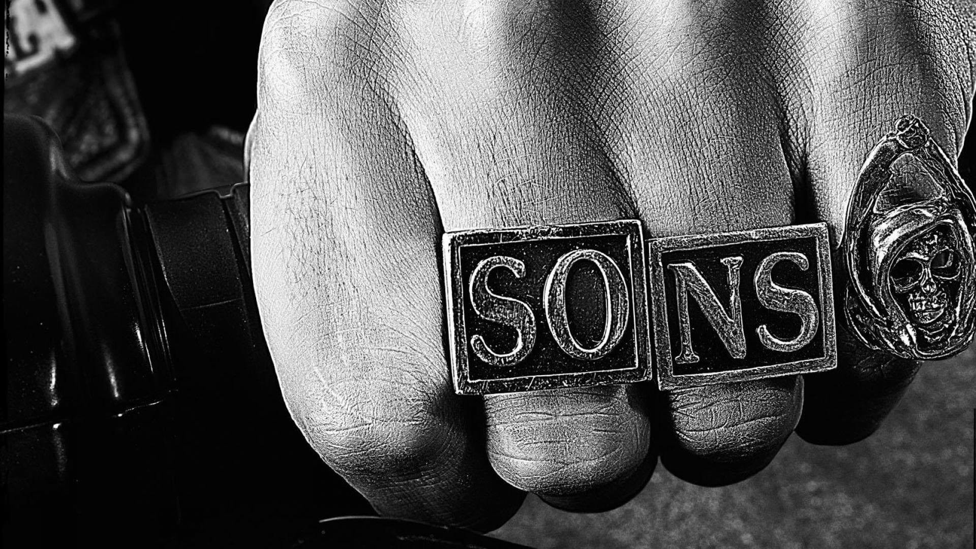 Sons of Anarchy, Anelli SONS, Pugno, Bianco e nero, Full HD, sfondo desktop