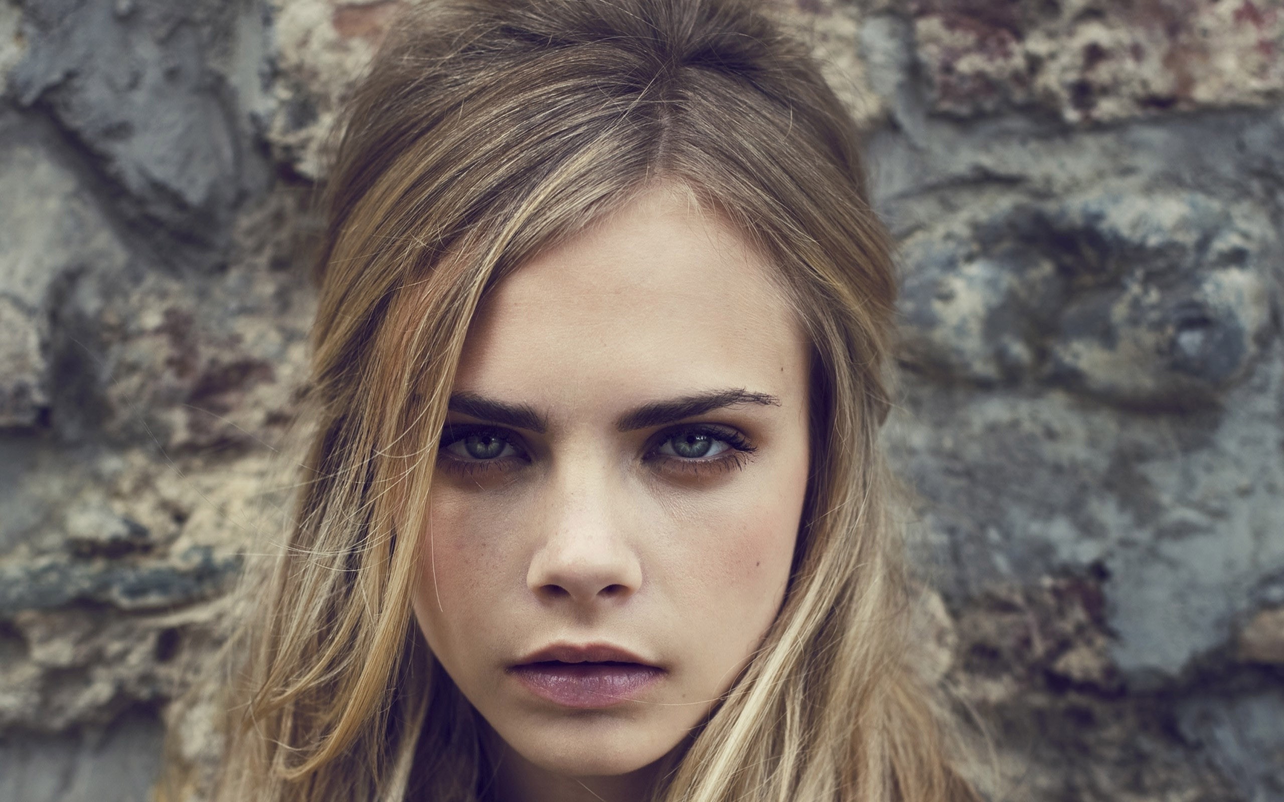 Cara Delevingne, Primo piano, Muro di pietra, Occhi azzurri, 2560x1600, sfondo MacBook Pro